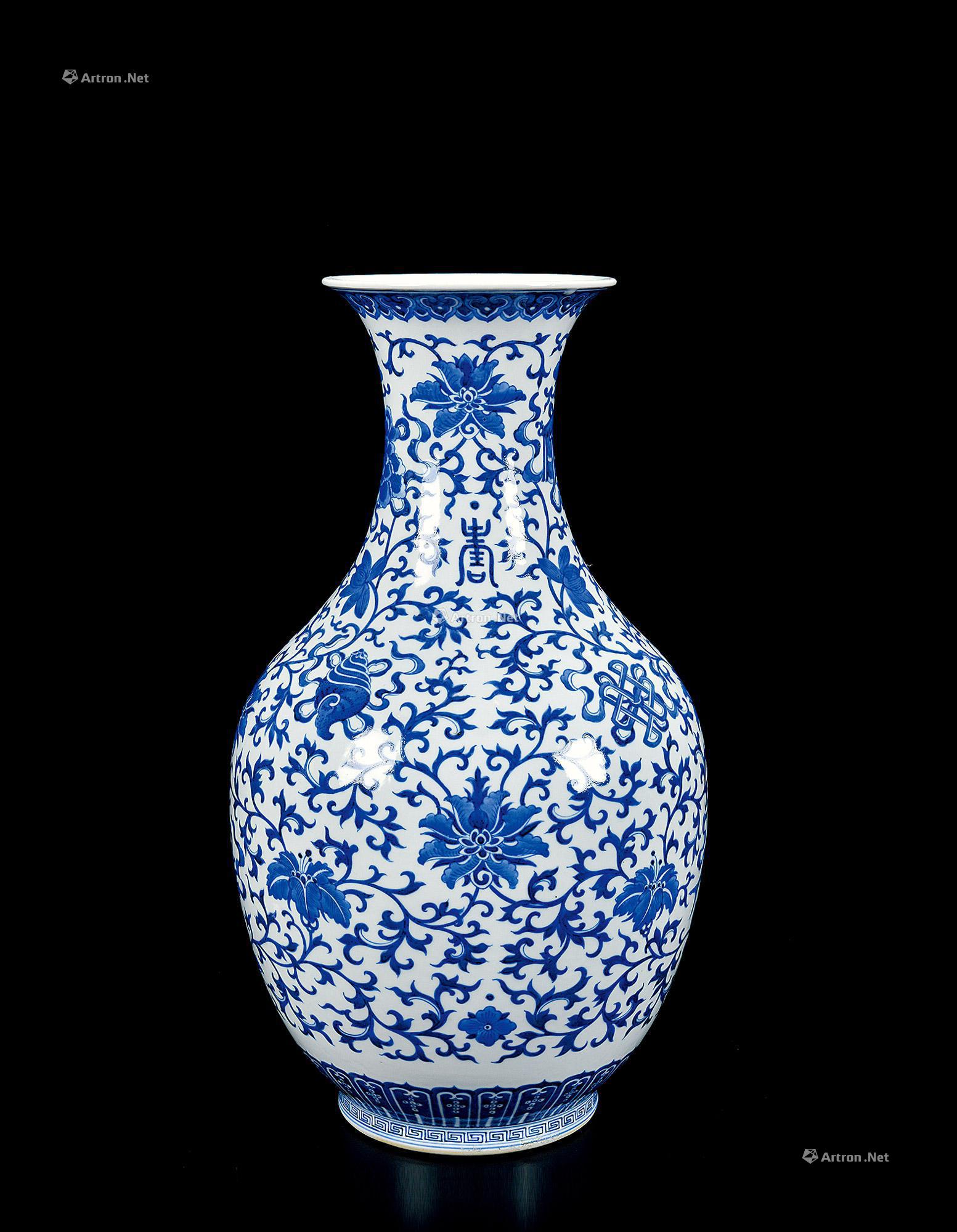 0105清嘉庆青花缠枝莲托八宝纹瓶