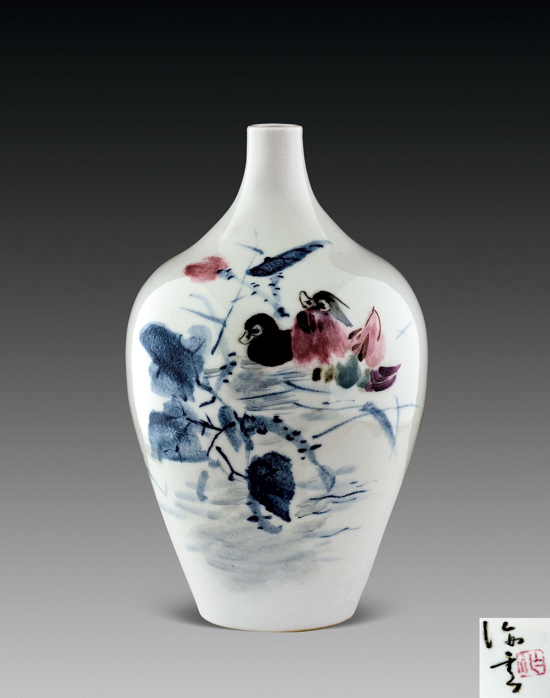 0134现代黄海云青花斗彩花鸟瓶