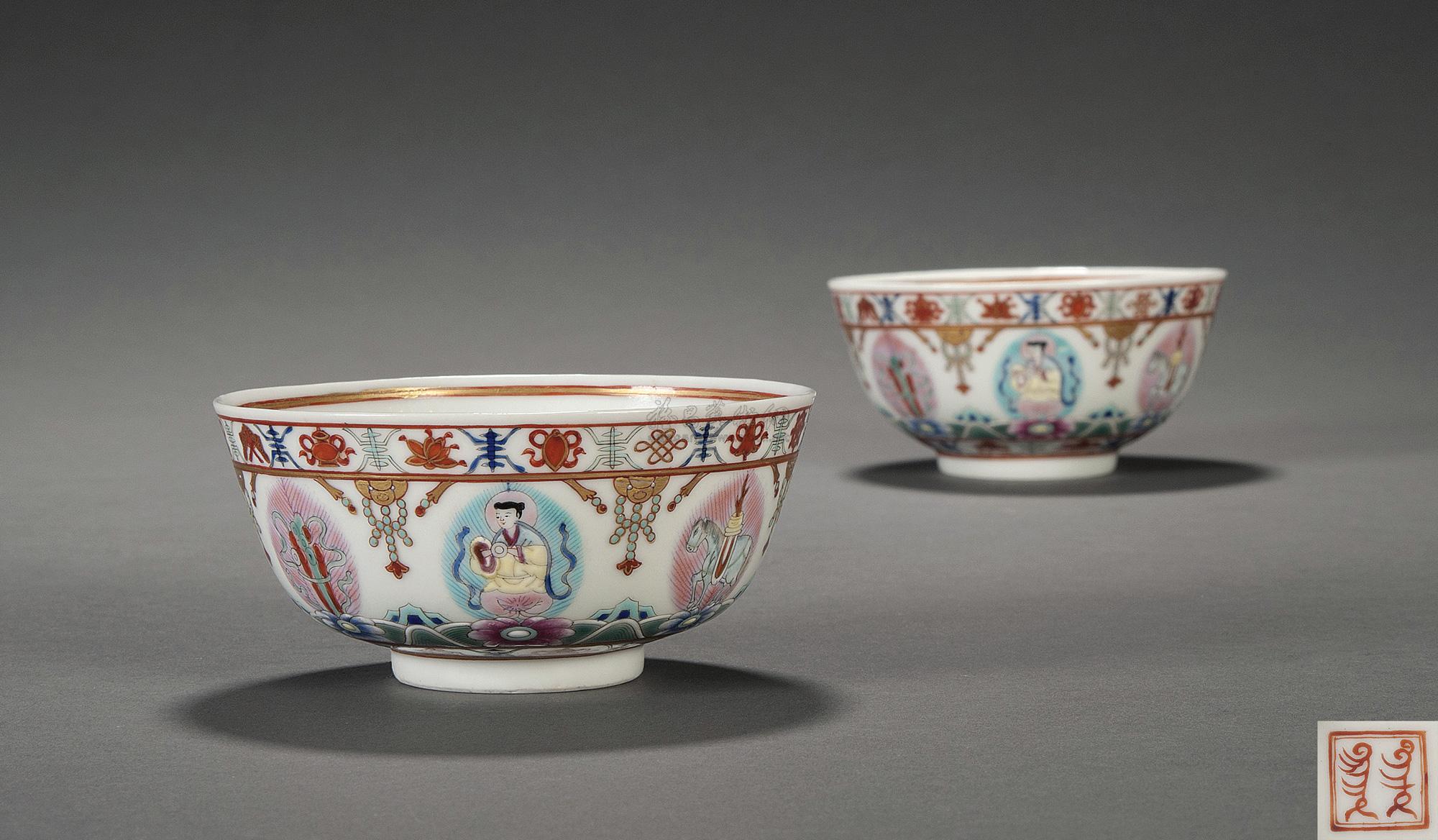 1057 清道光 粉彩七珍八宝纹碗 (一对)
