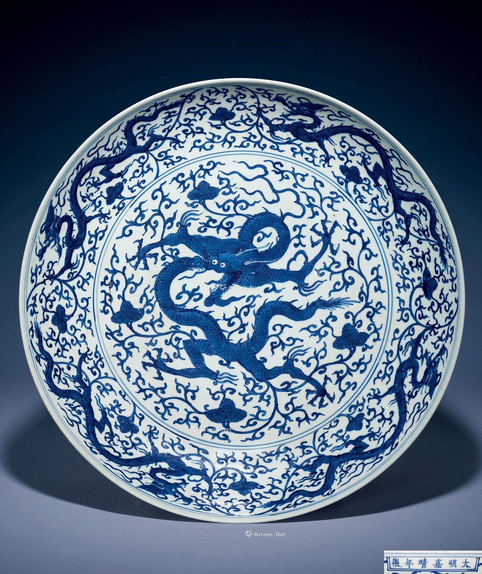 3225 明嘉靖 青花龙穿缠枝灵芝纹大盘
