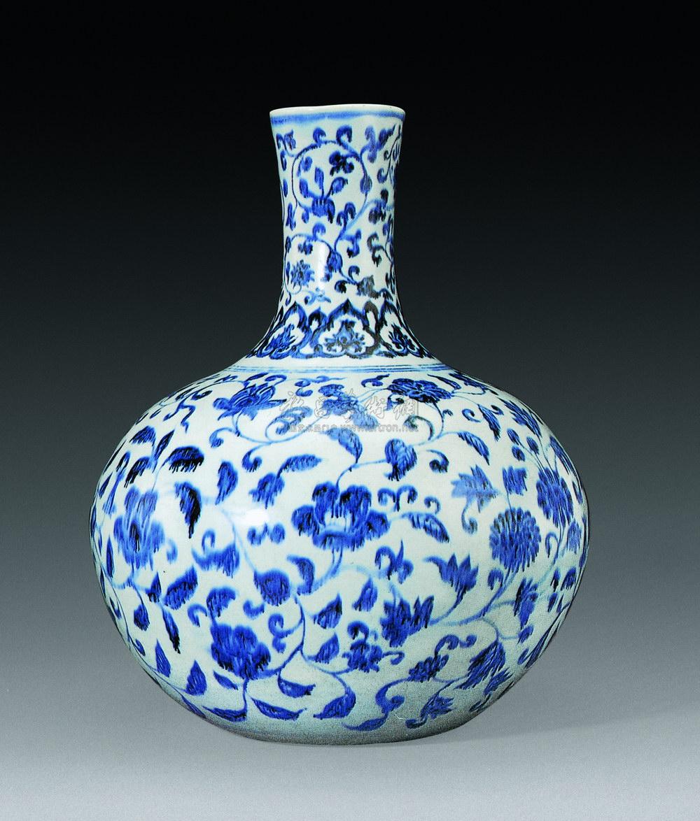 0655 明永乐/宣德 青花缠枝花卉天球瓶
