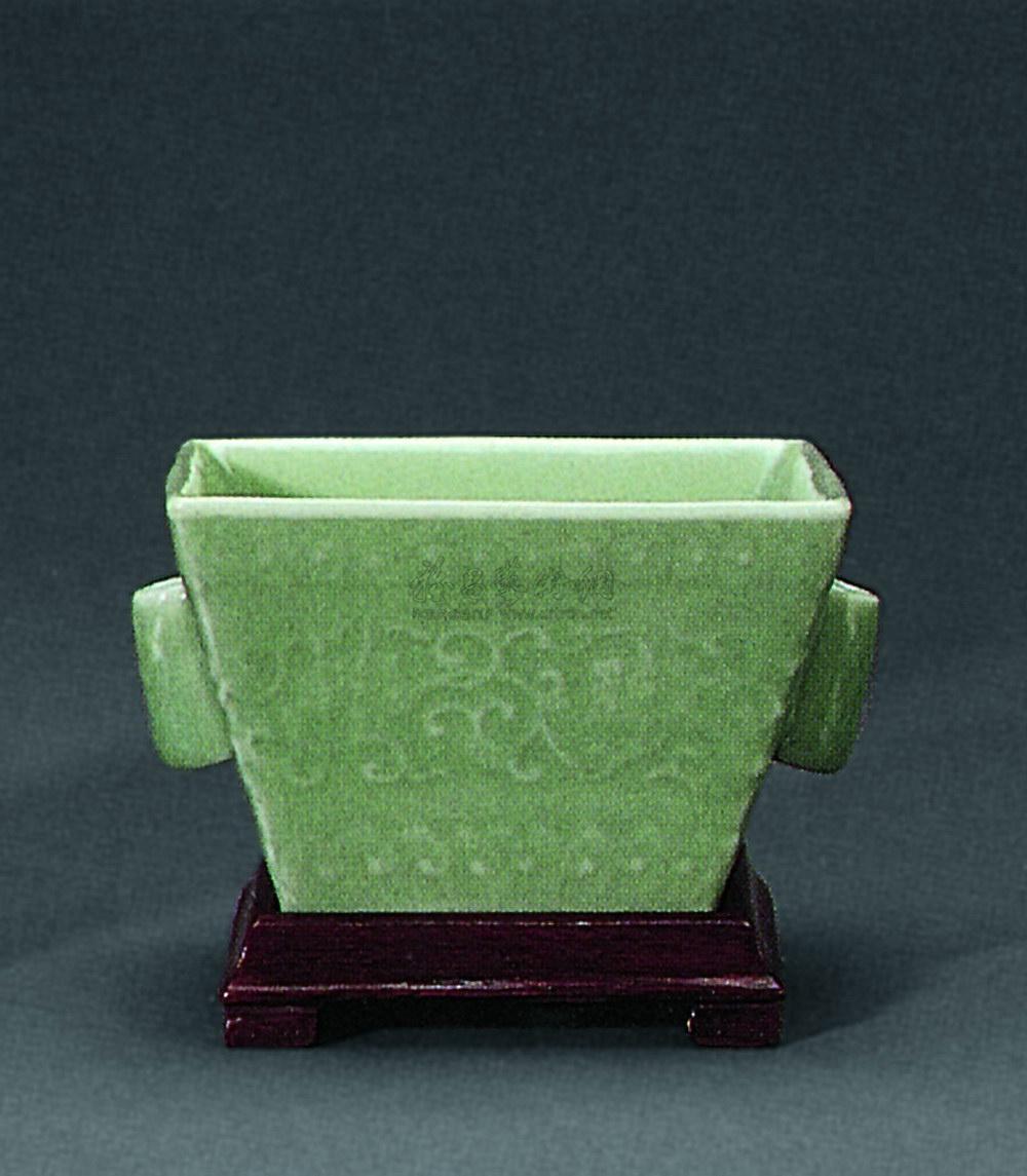 0689 清乾隆 青泉釉浮雕串枝莲双耳方酒斗