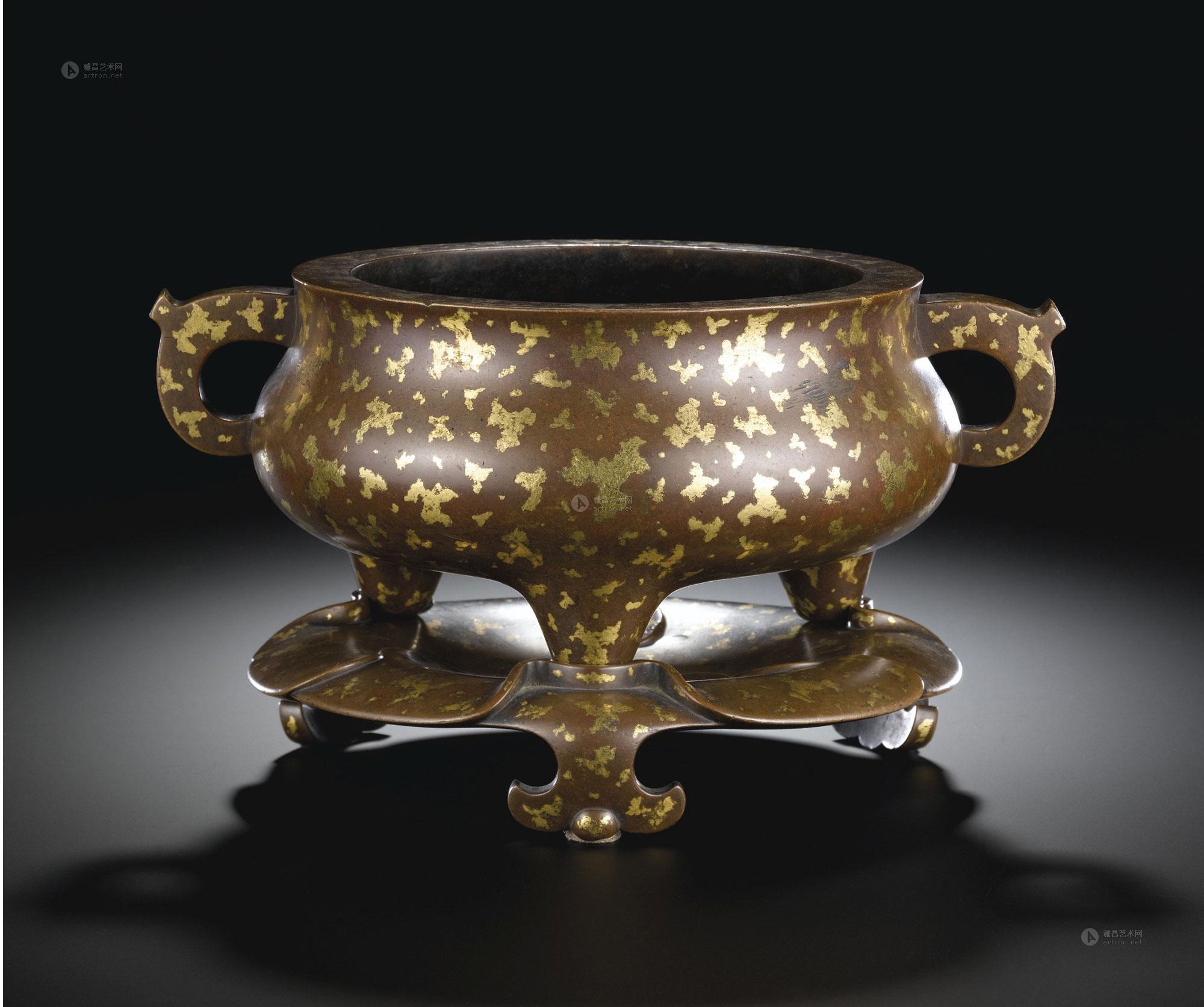 3294 清十八世纪 洒金铜双耳三足香炉连座