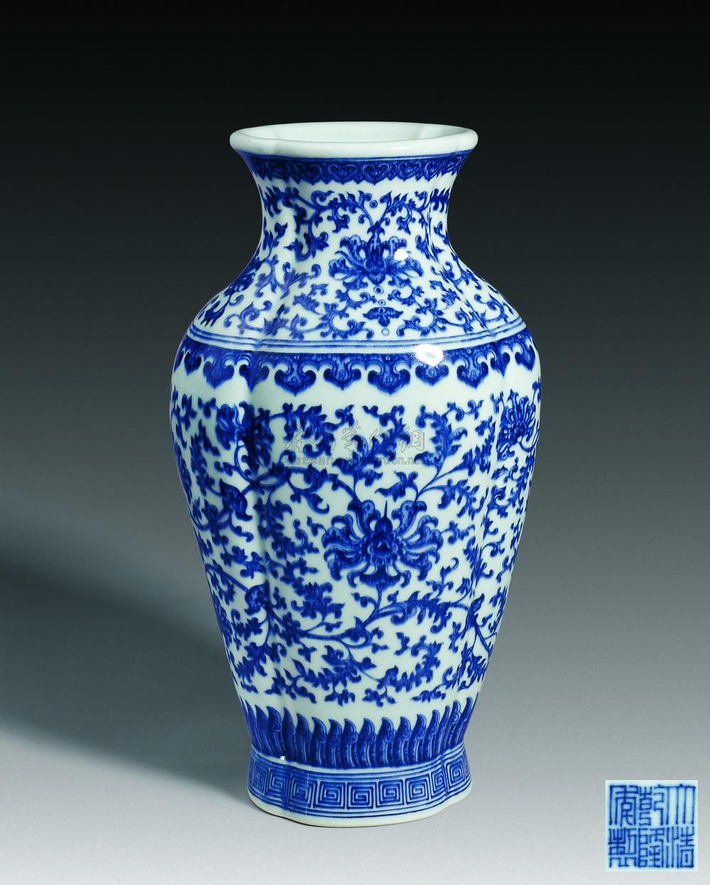 0626清乾隆青花缠枝莲纹海棠形瓶