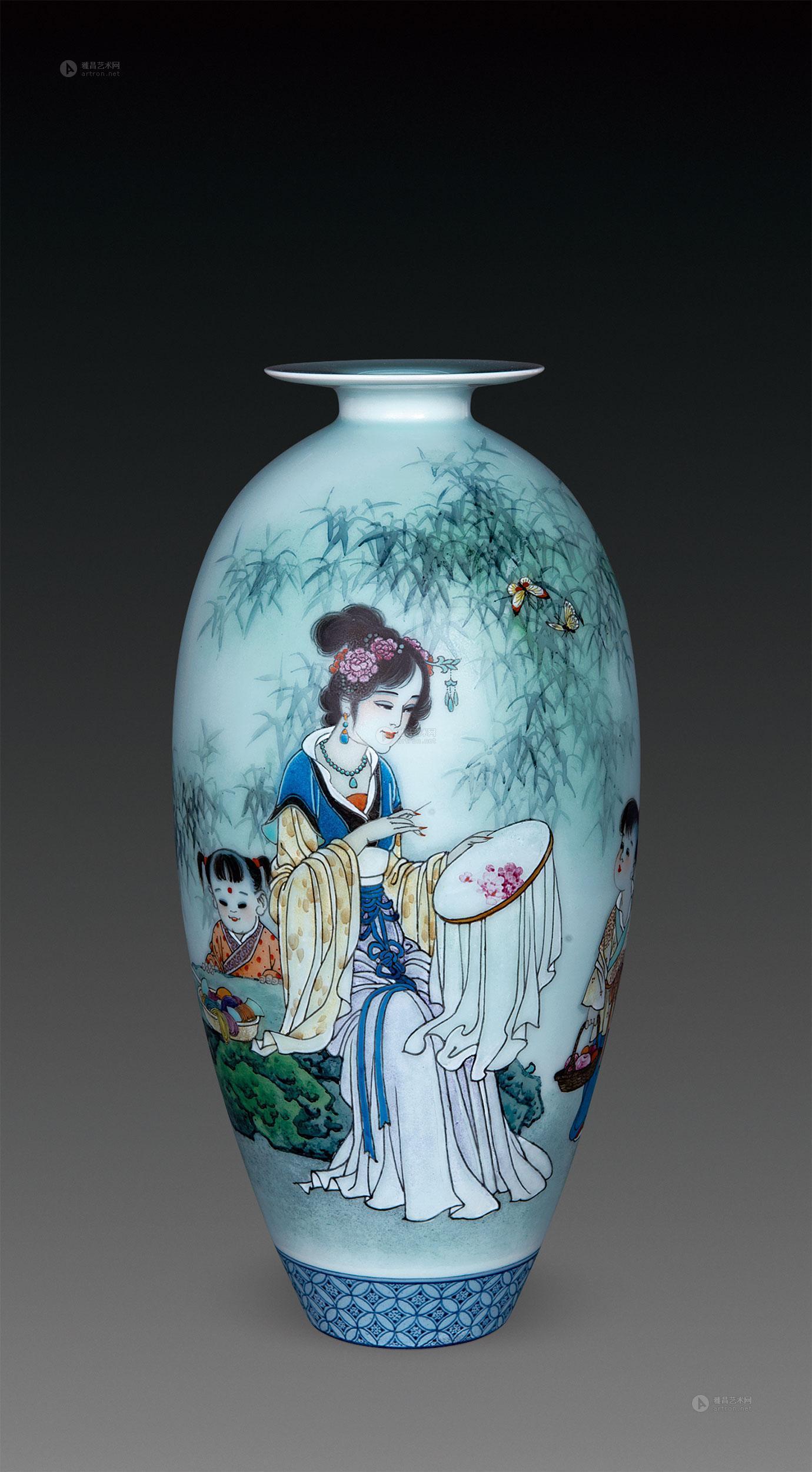 15972013年作戴荣华粉彩花随玉指添春色瓷瓶