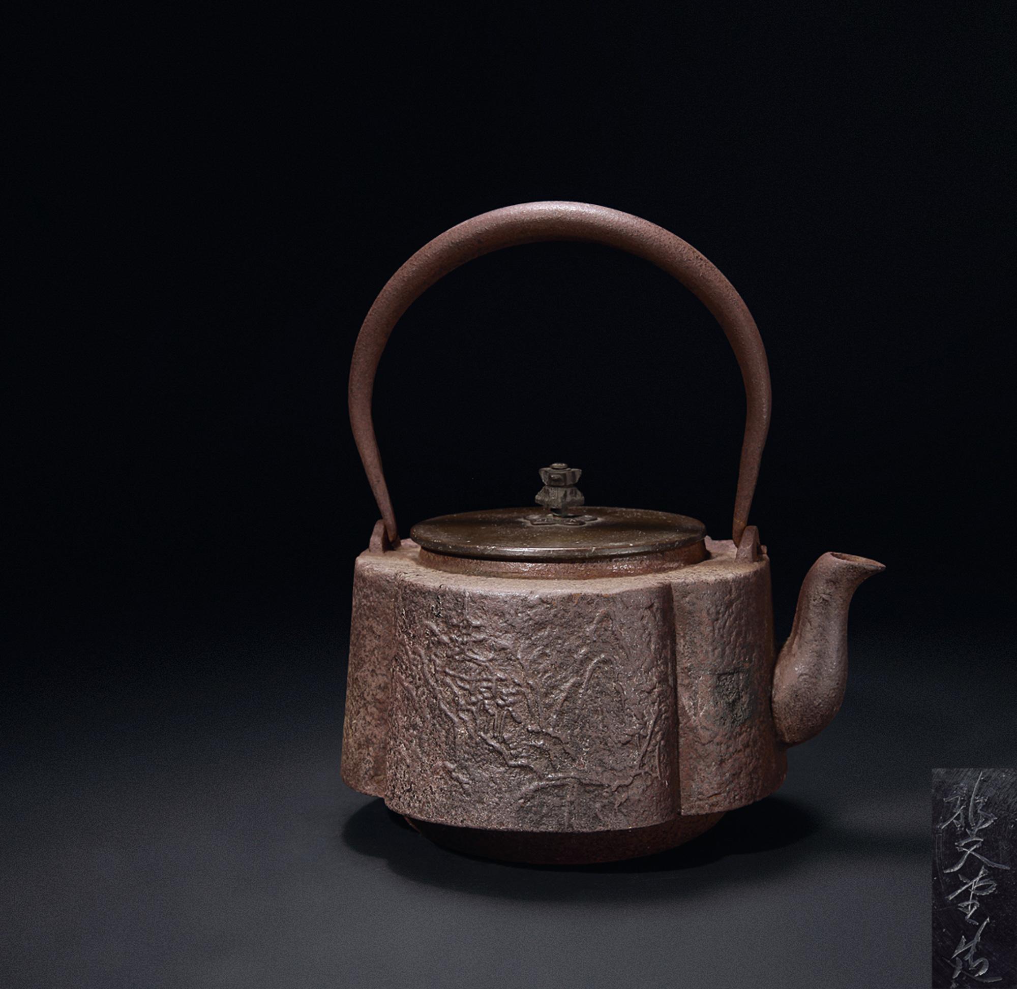 0327 19世纪 铁铸海棠形提梁壶