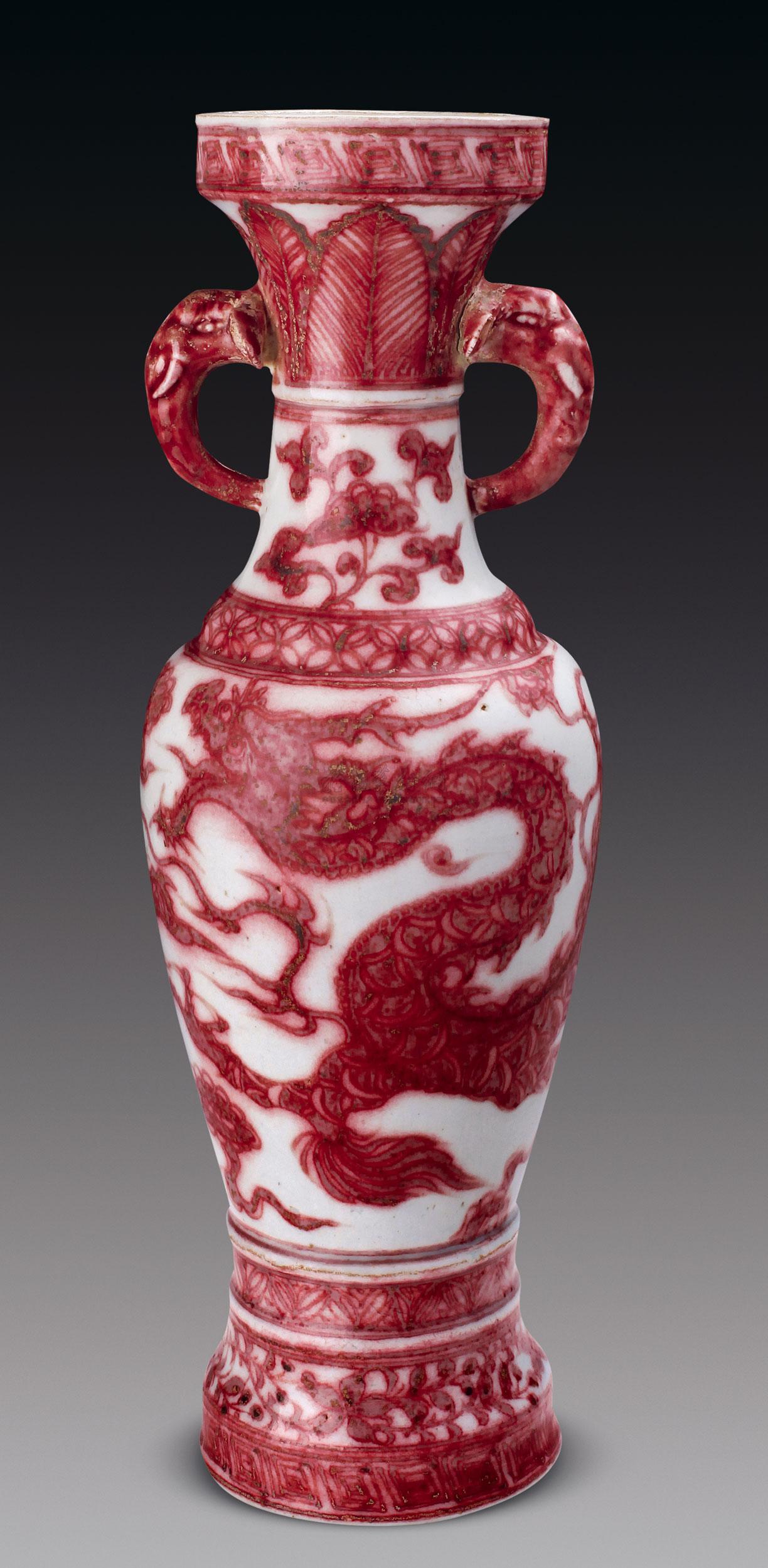 2006 元 釉里红龙纹象耳瓶