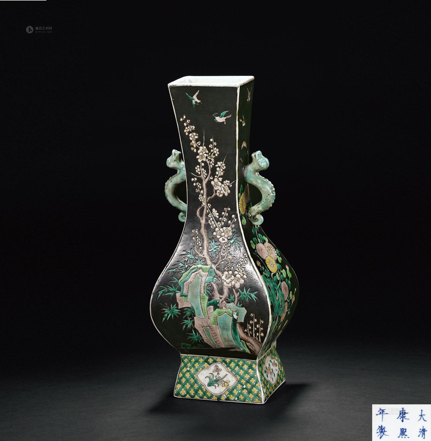 3030 清 墨地素三彩双螭耳瓶