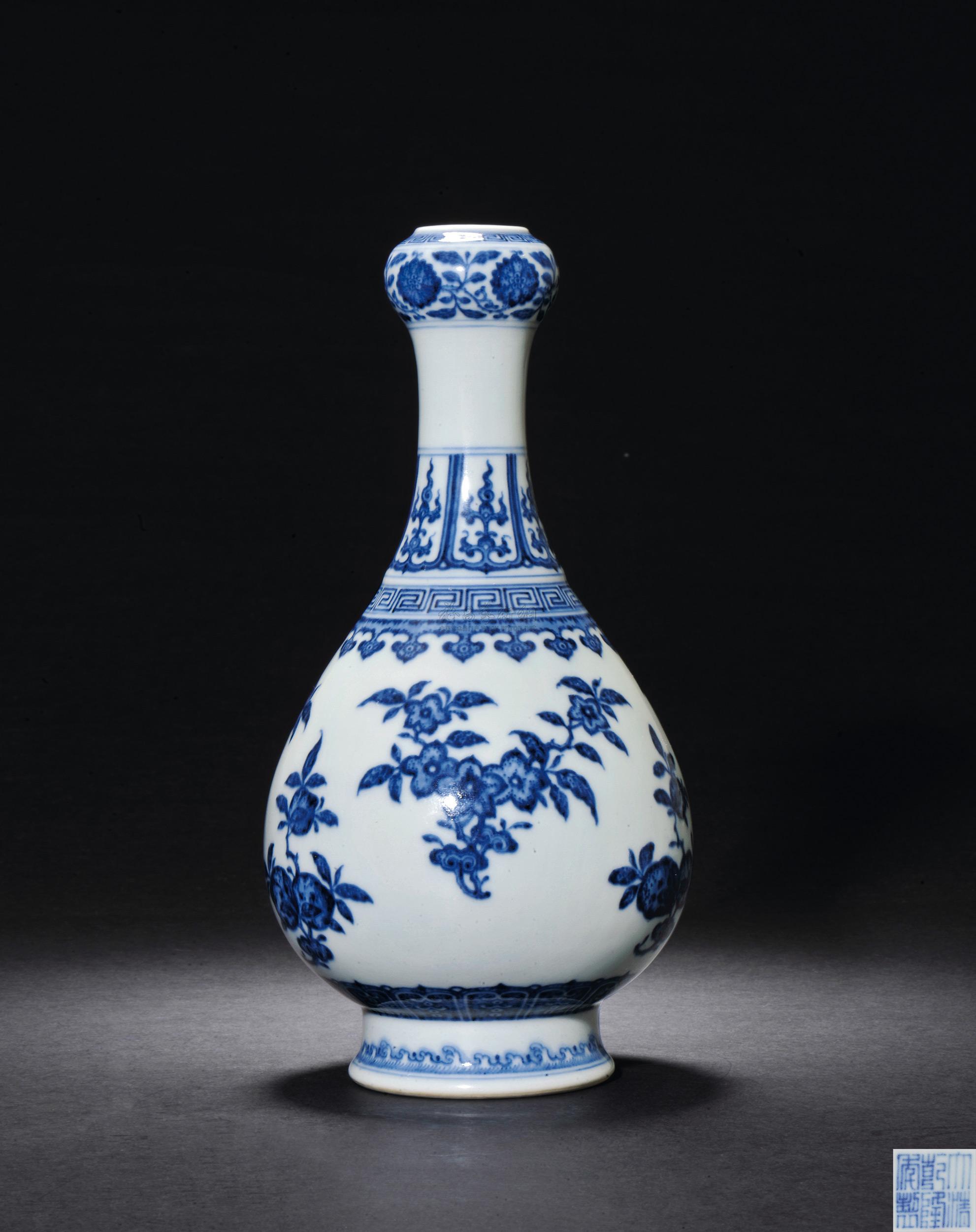 3219清乾隆青花瑞果花卉纹蒜头瓶