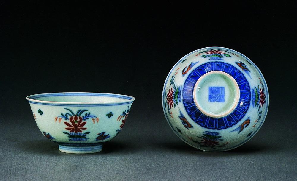 1717道光斗彩莲池鸳鸯纹碗一对