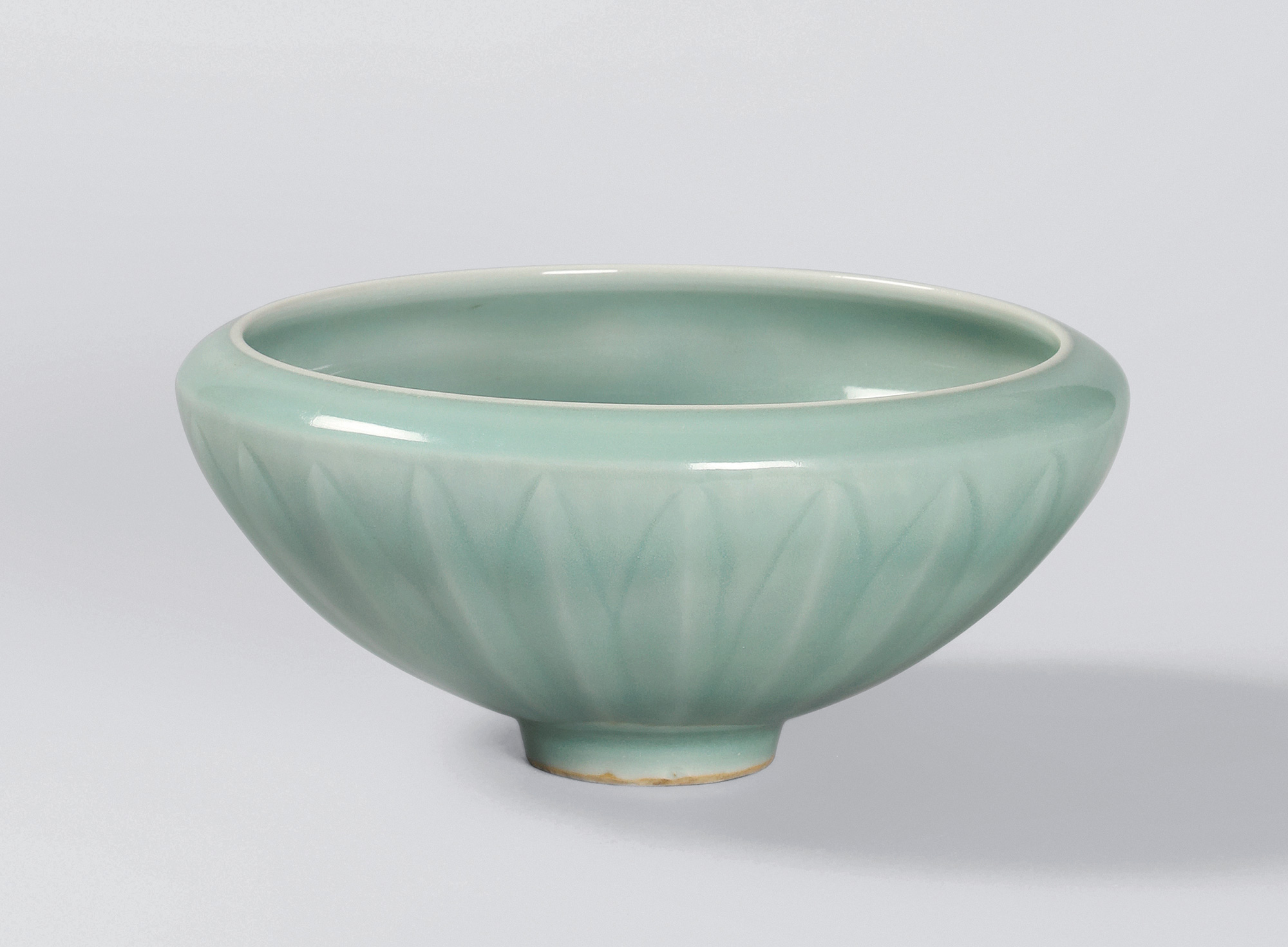 龙泉窑青釉莲刻划花瓣纹敛口碗 -搏泥幻化—中国古代陶瓷-雅昌拍卖