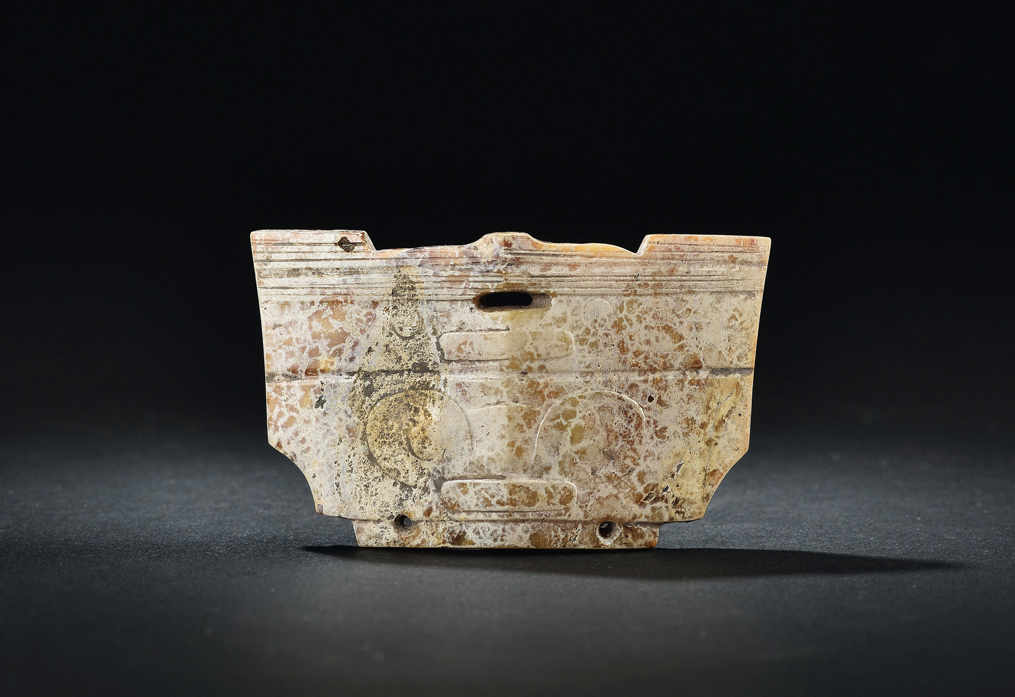 1061文化期玉雕兽面纹冠状饰