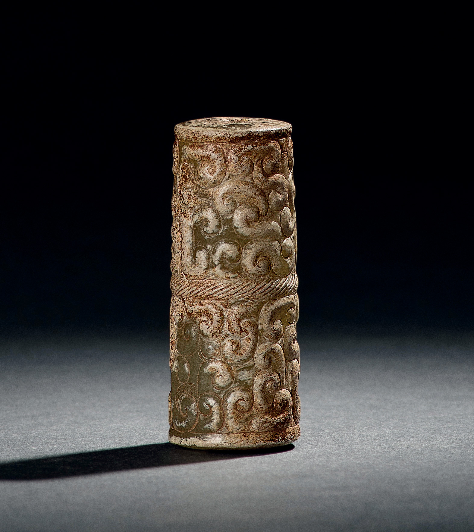 0392春秋青白玉带沁卧蚕纹勒子