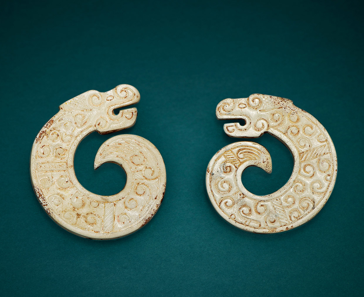 鸡骨白玉谷纹咬尾龙-玉质金相—中国古代玉器艺术珍品-雅昌拍卖