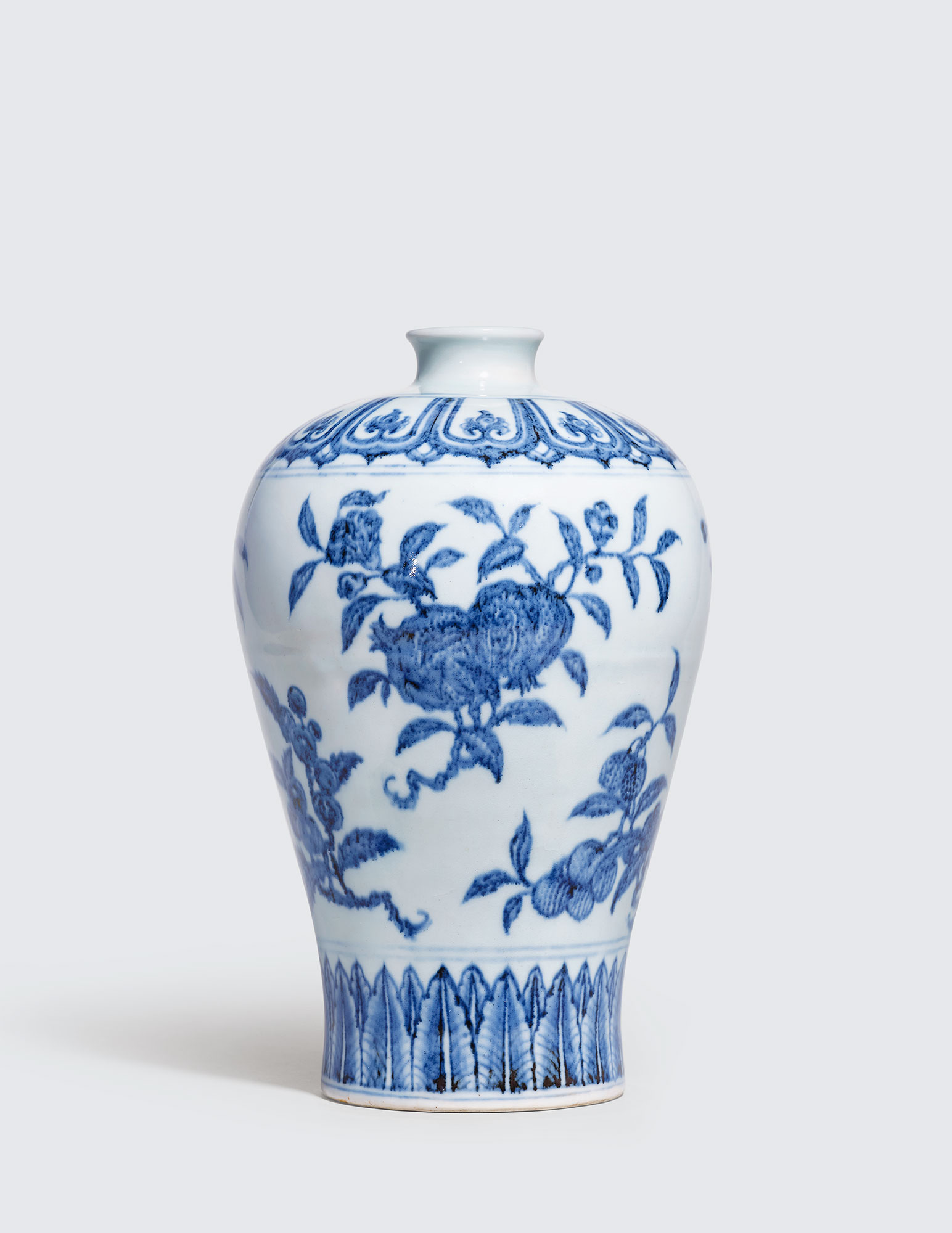 2816明永乐青花折枝花果纹梅瓶