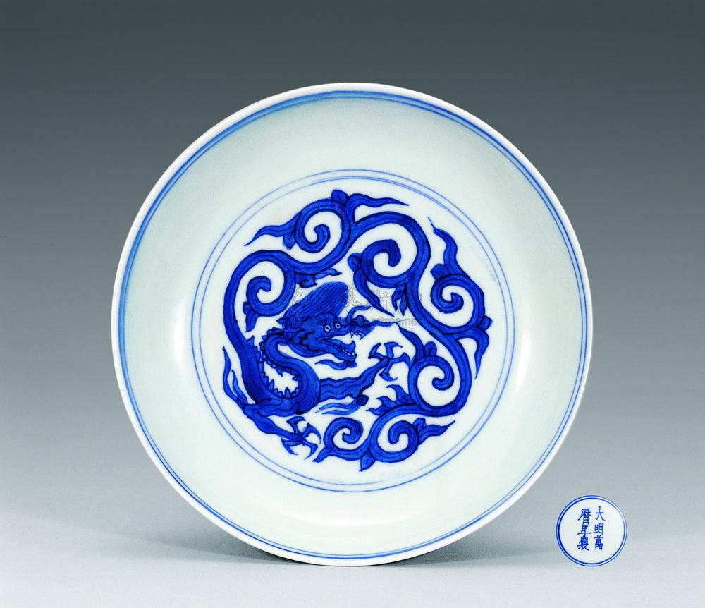 1320 明万历 青花香草龙纹盘
