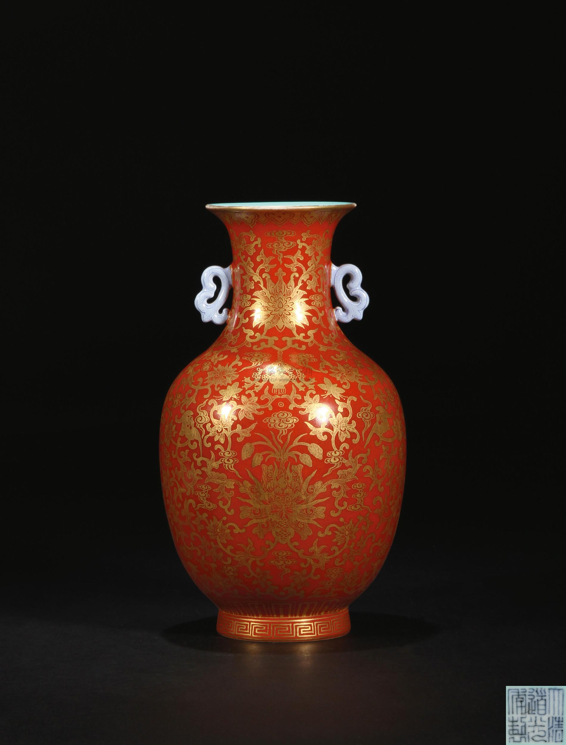 1388 清道光 珊瑚红地八宝缠枝莲描金如意双耳瓶