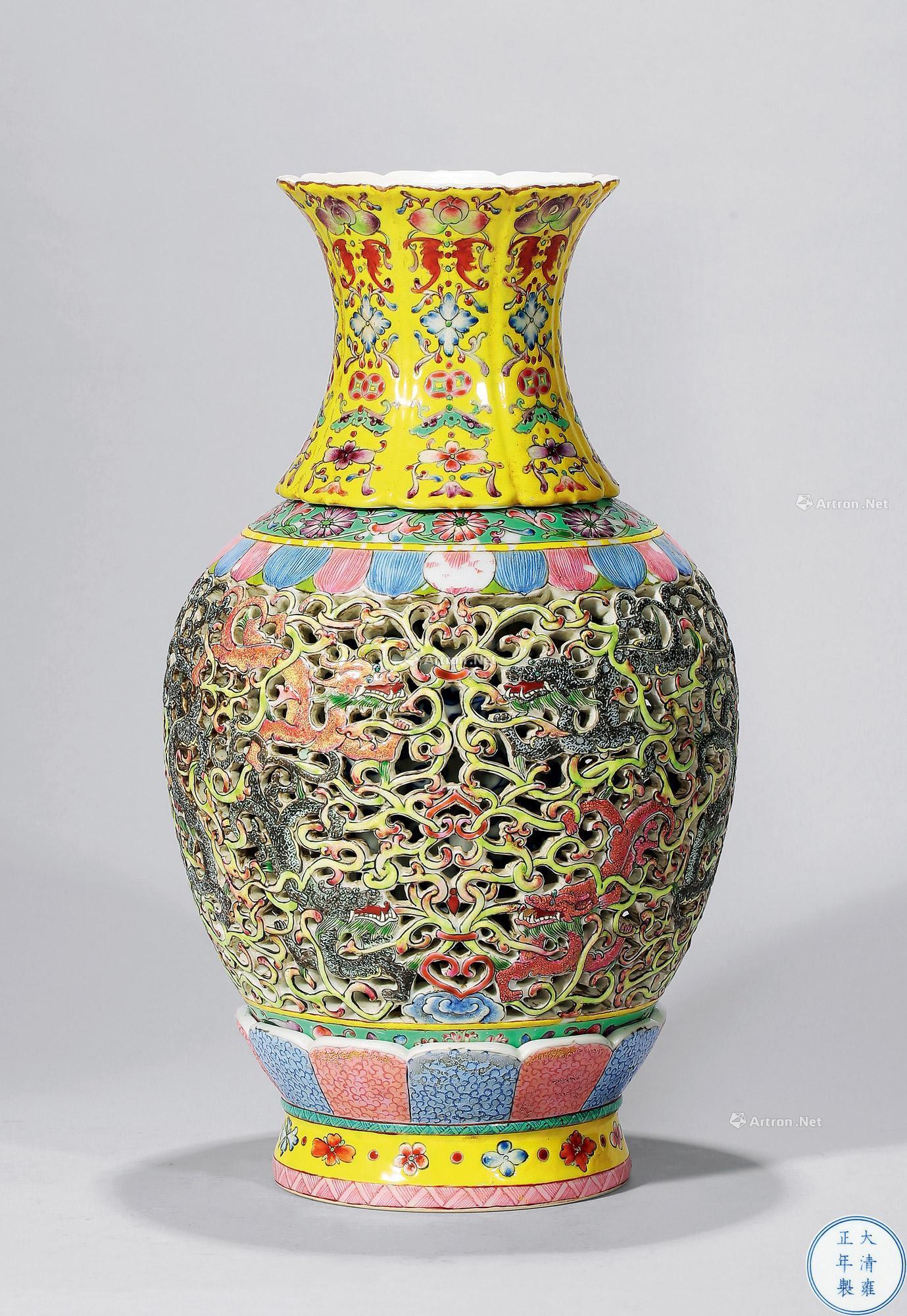 *0328 清雍正 粉彩镂空穿枝龙纹转心瓶