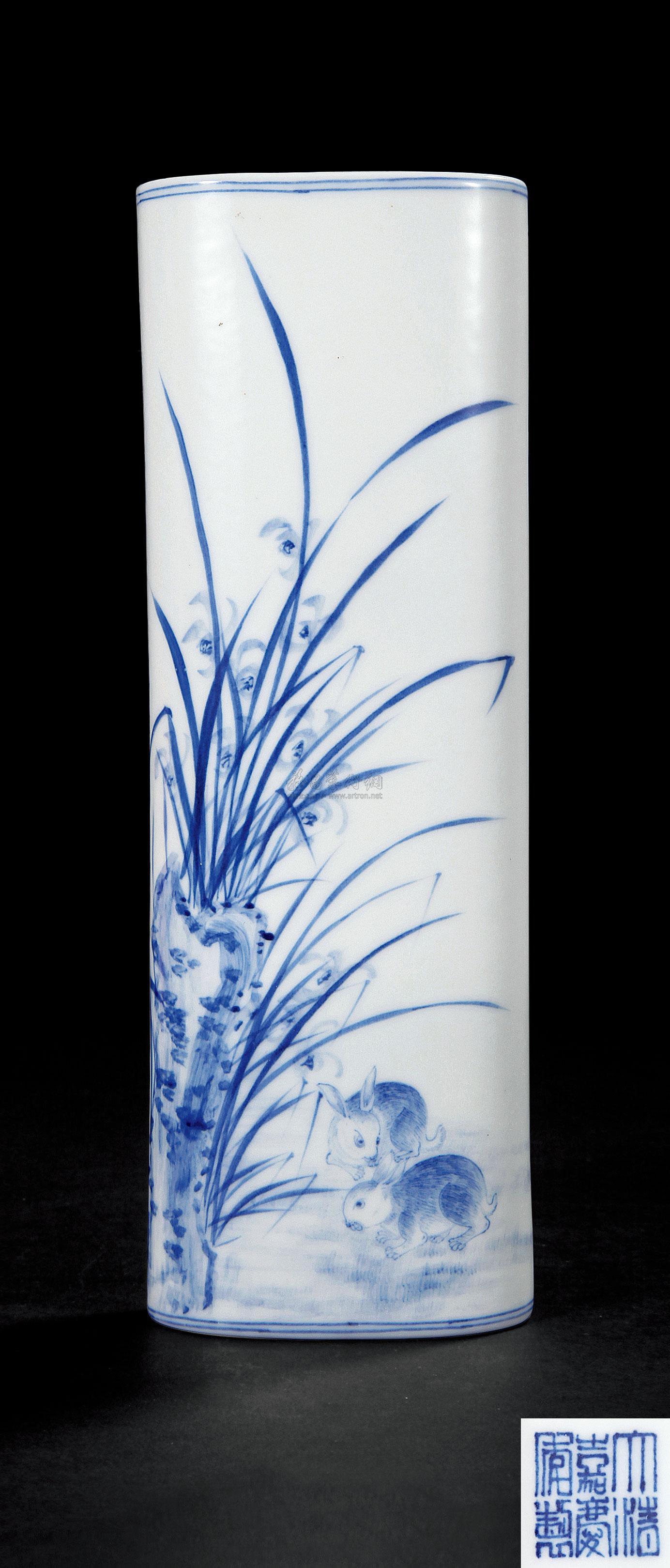 0148清嘉庆青花兰花玉兔臂搁