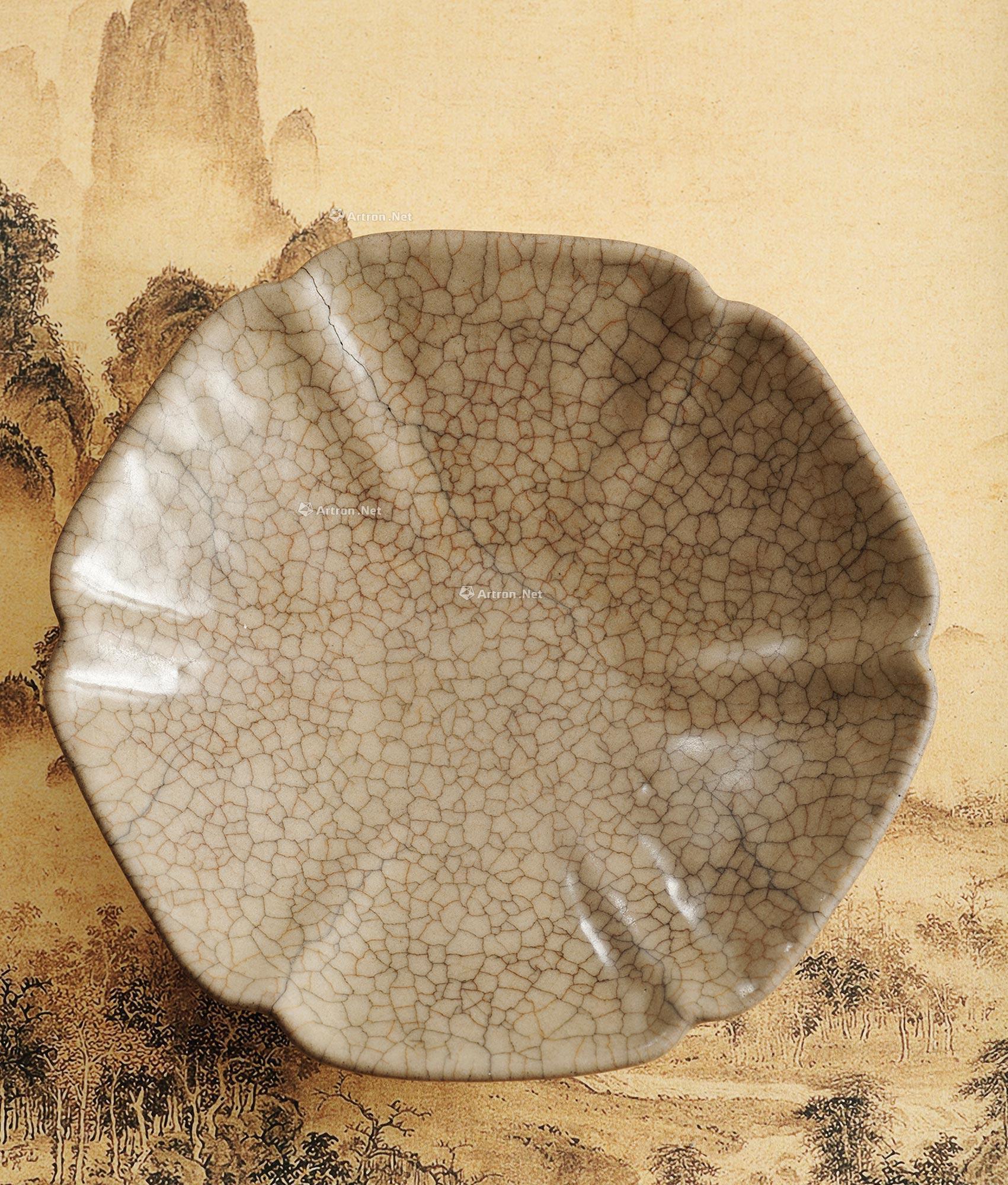 3345 明 哥窑葵口盘