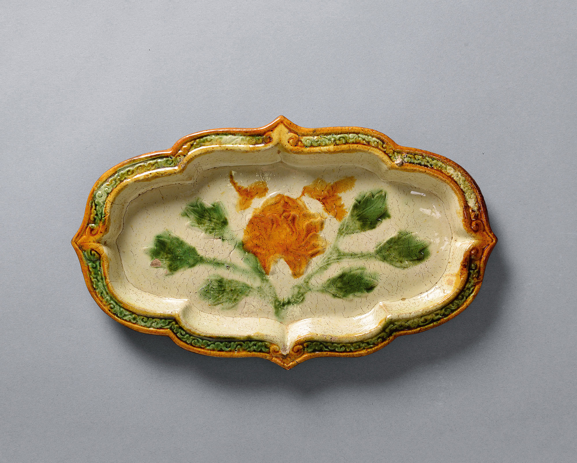 5007 辽 海棠形三彩盘