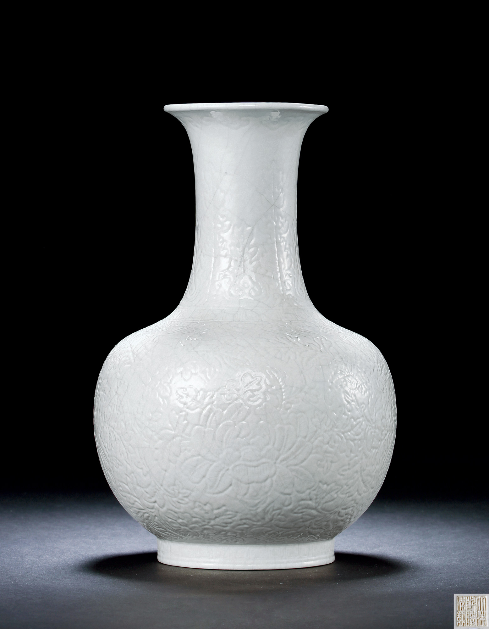 3012 清乾隆 白釉浆胎印花撇口瓶