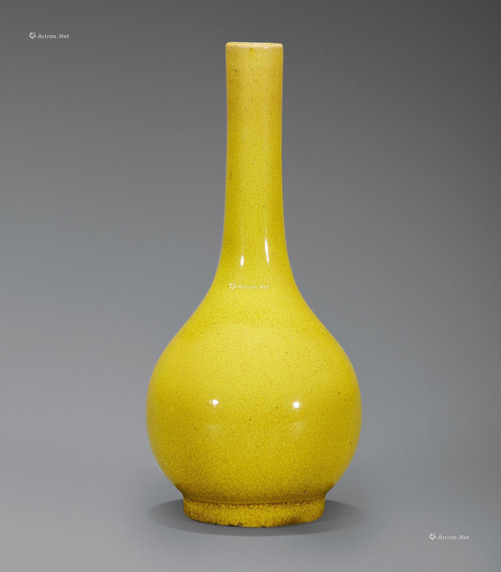 1176 清乾隆 柠檬黄釉长颈瓶