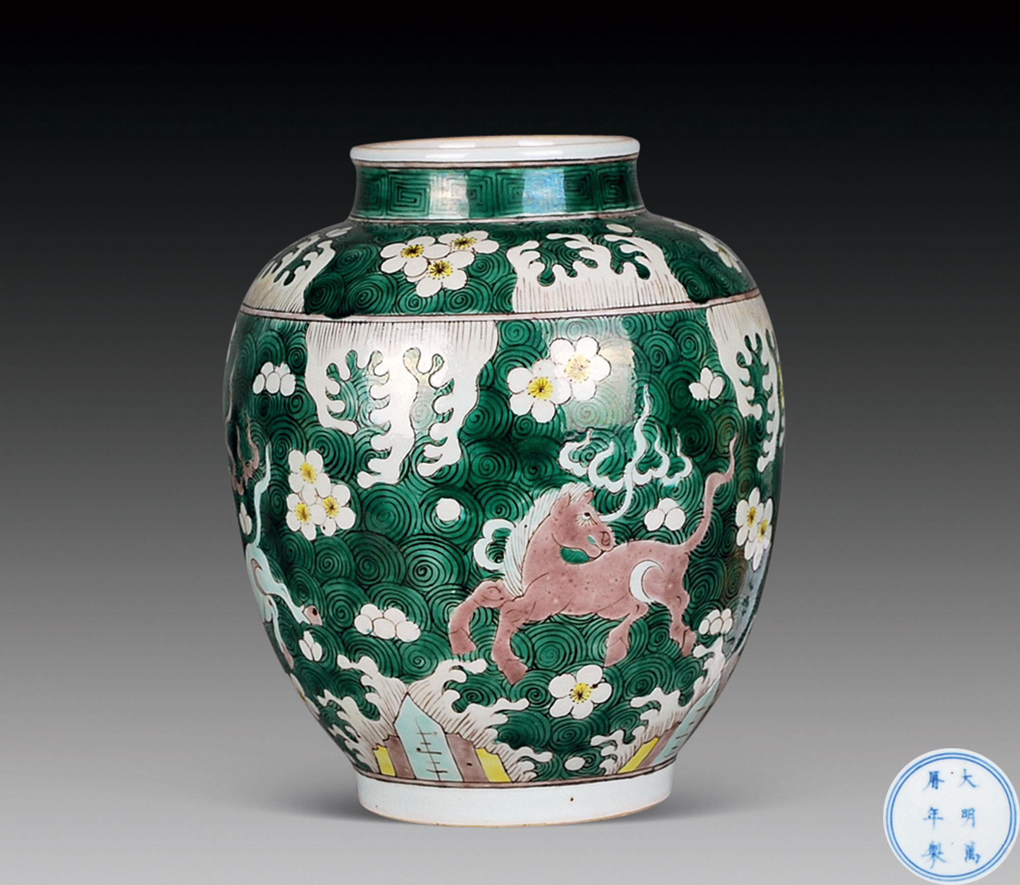 0026 明 素三彩海水瑞兽罐