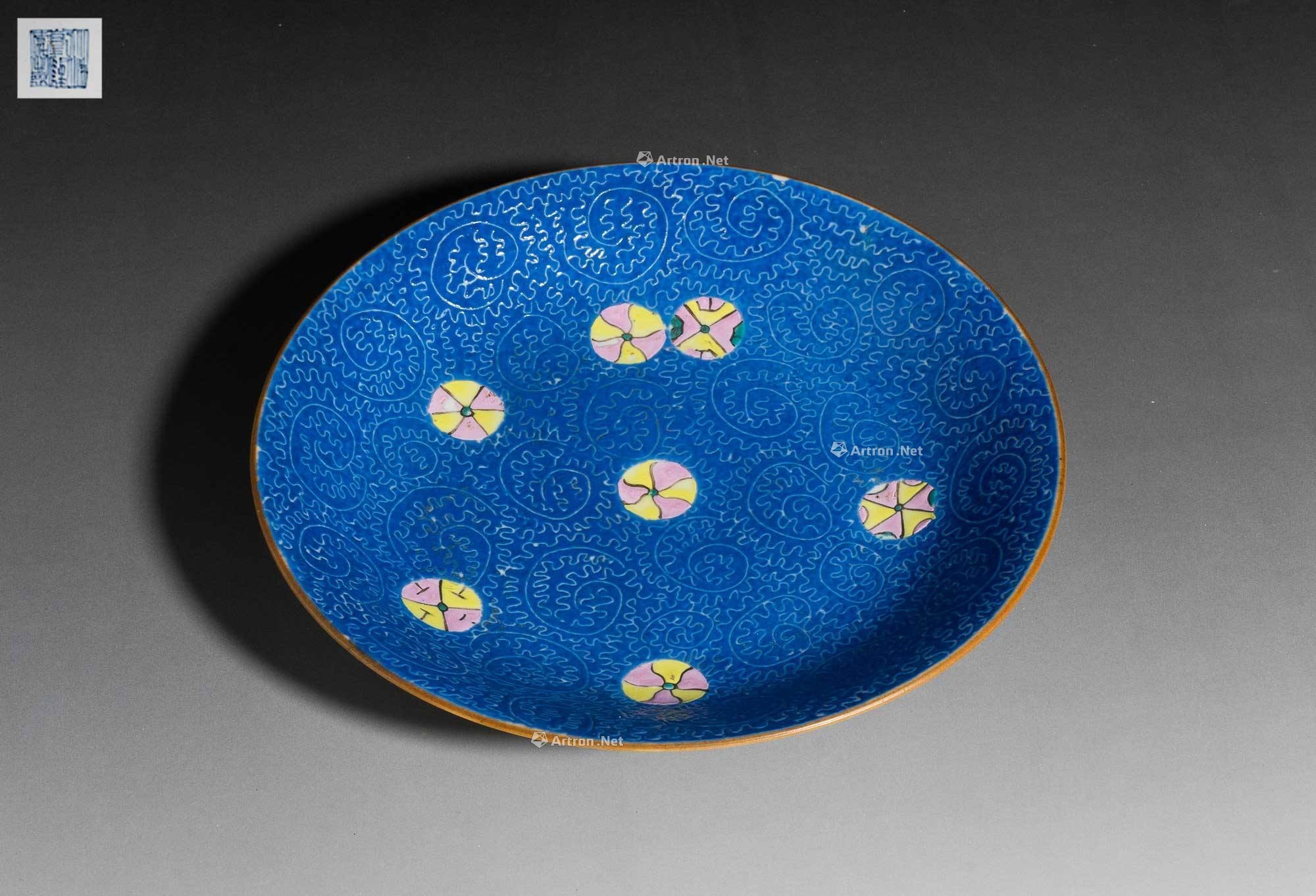 蓝地轧道皮球花纹盘-瓷器杂项(二)-雅昌拍卖