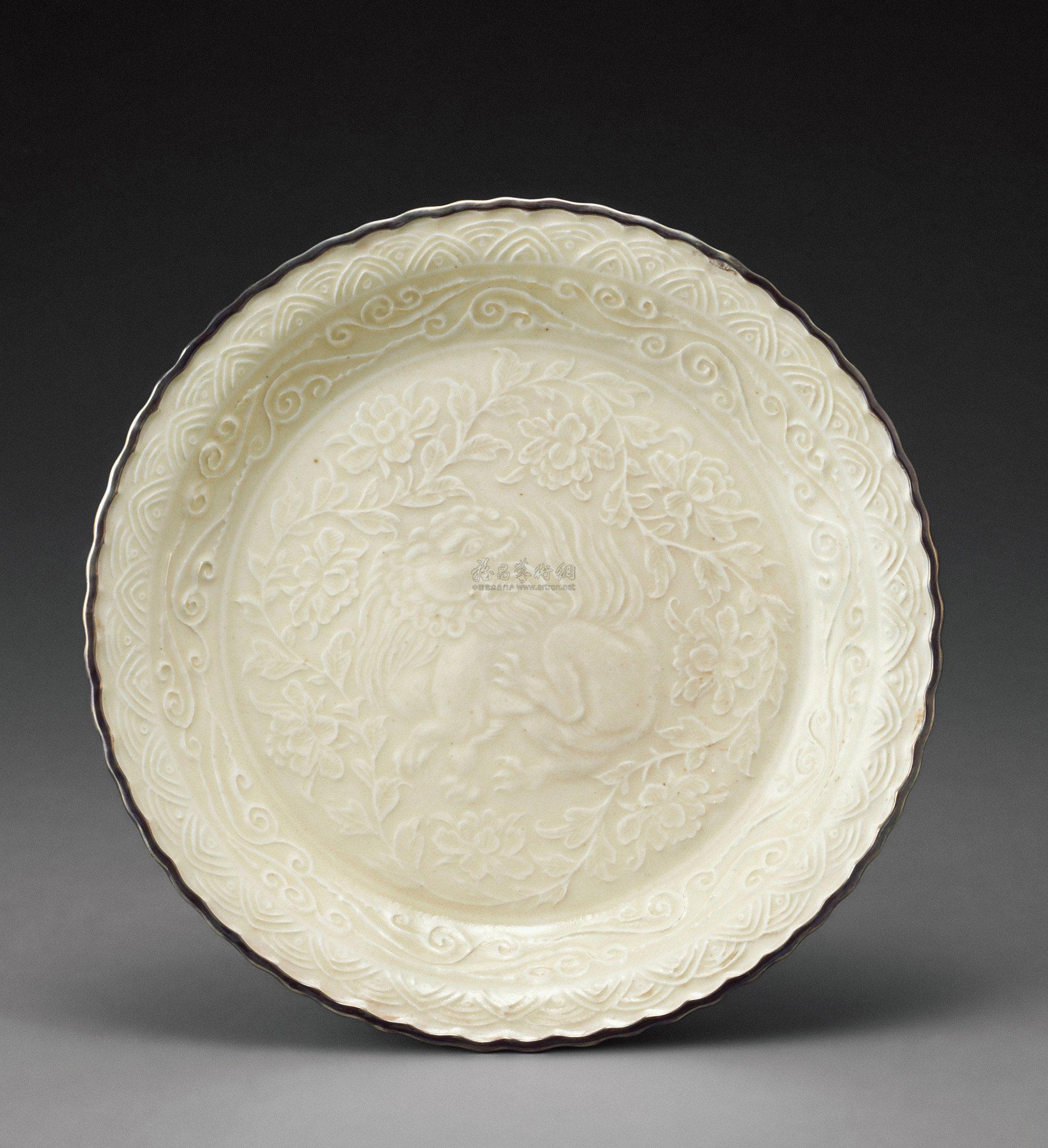 1897宋定窑白瓷狮纹盘