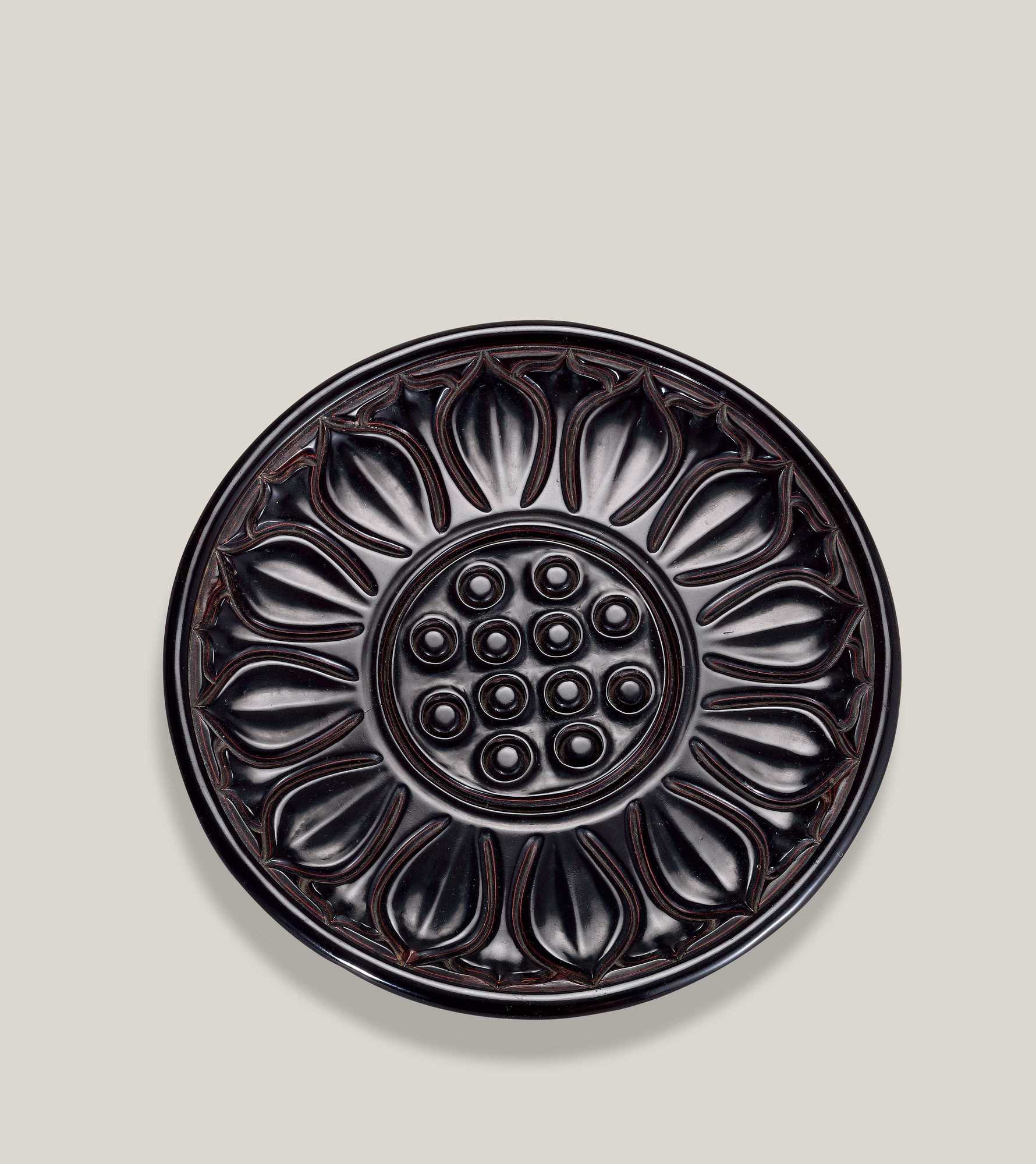 A RARE CARVED BLACK LACQUER‘LOTUS’DISH
