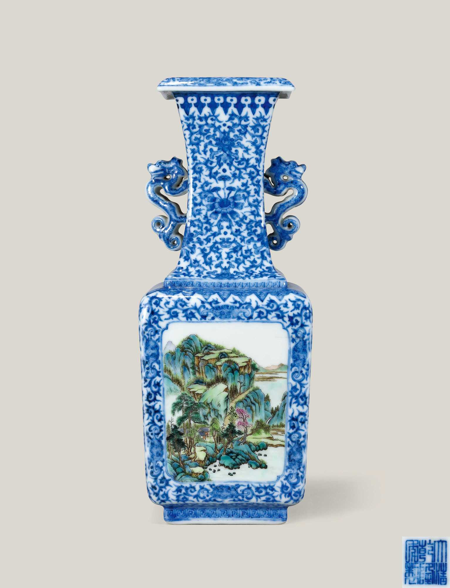 A BLUE AND WHITE WITH FAMILLE-ROSE‘LANDSCAPE’VASE