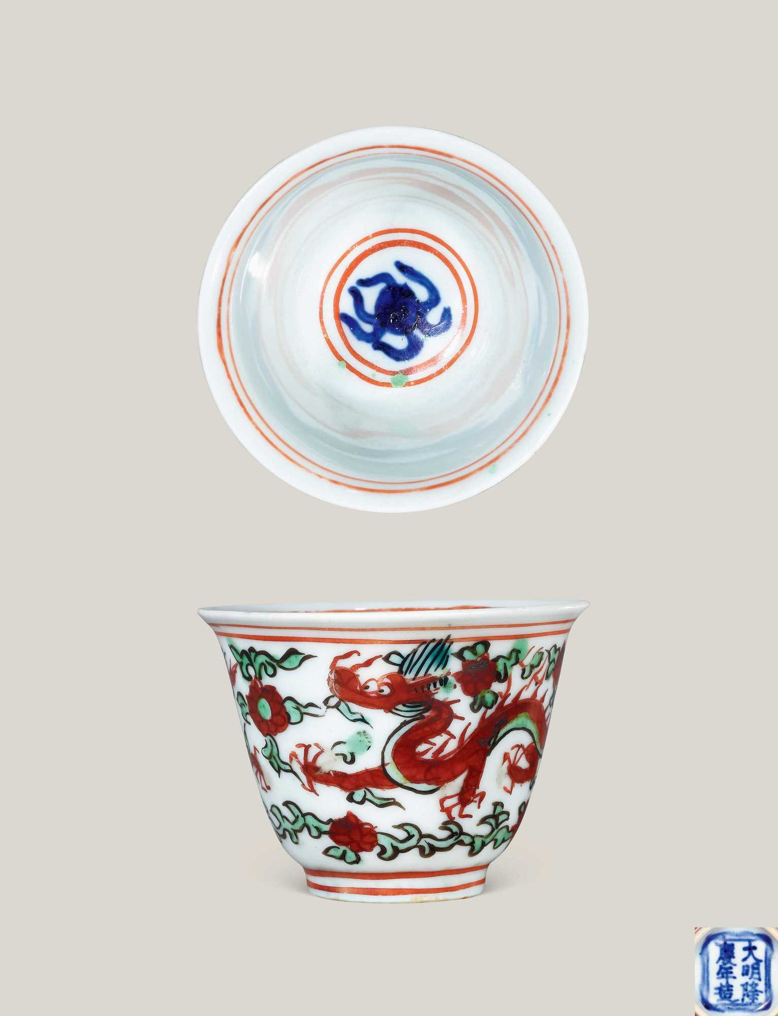 A RARE BLUE AND WHITE WITH IRON-REN AND GREEN ENAMELED‘DRAGON’CUP
