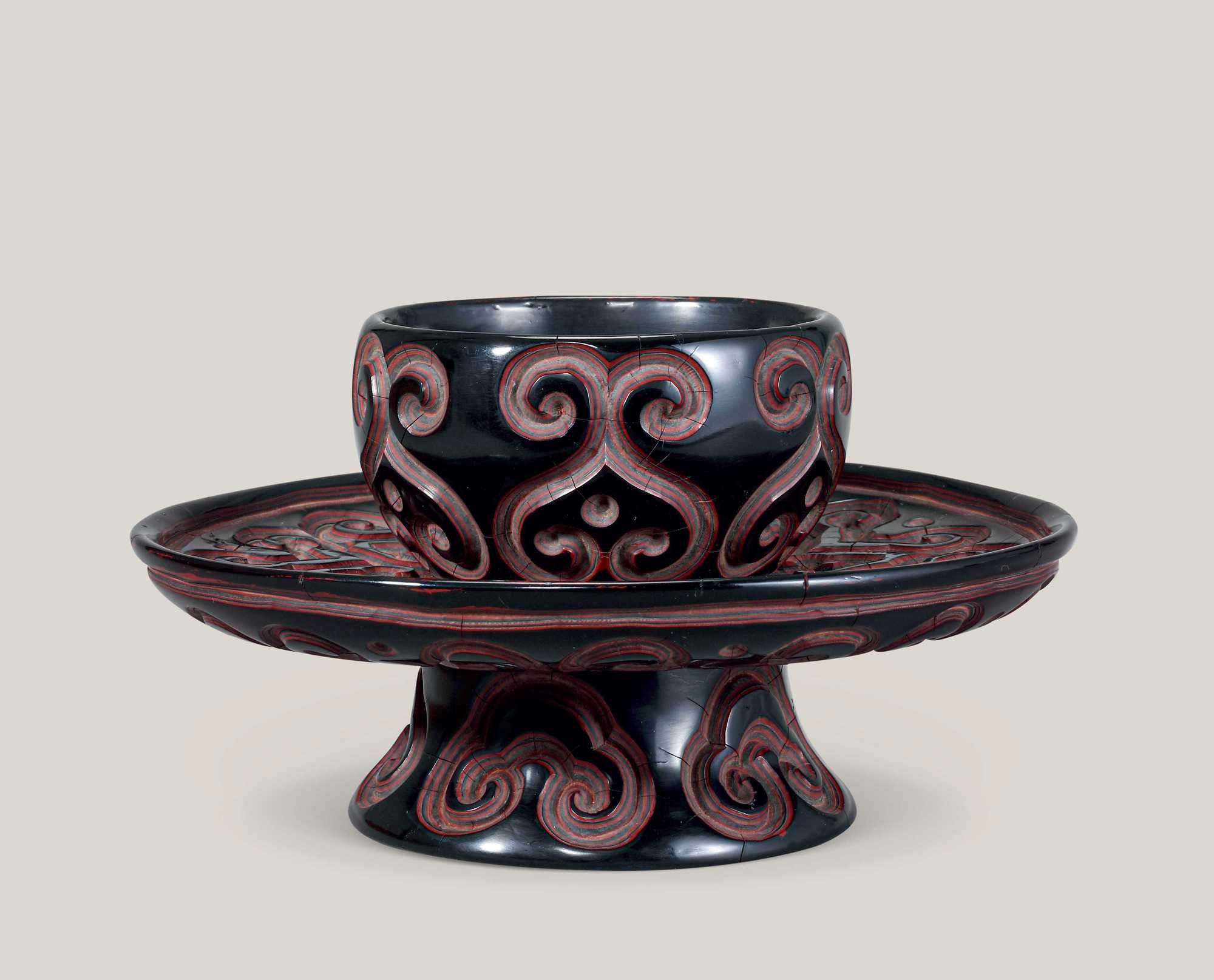 A RARE CARVED BLACK LACQUER‘RUYI’CUPSTAND