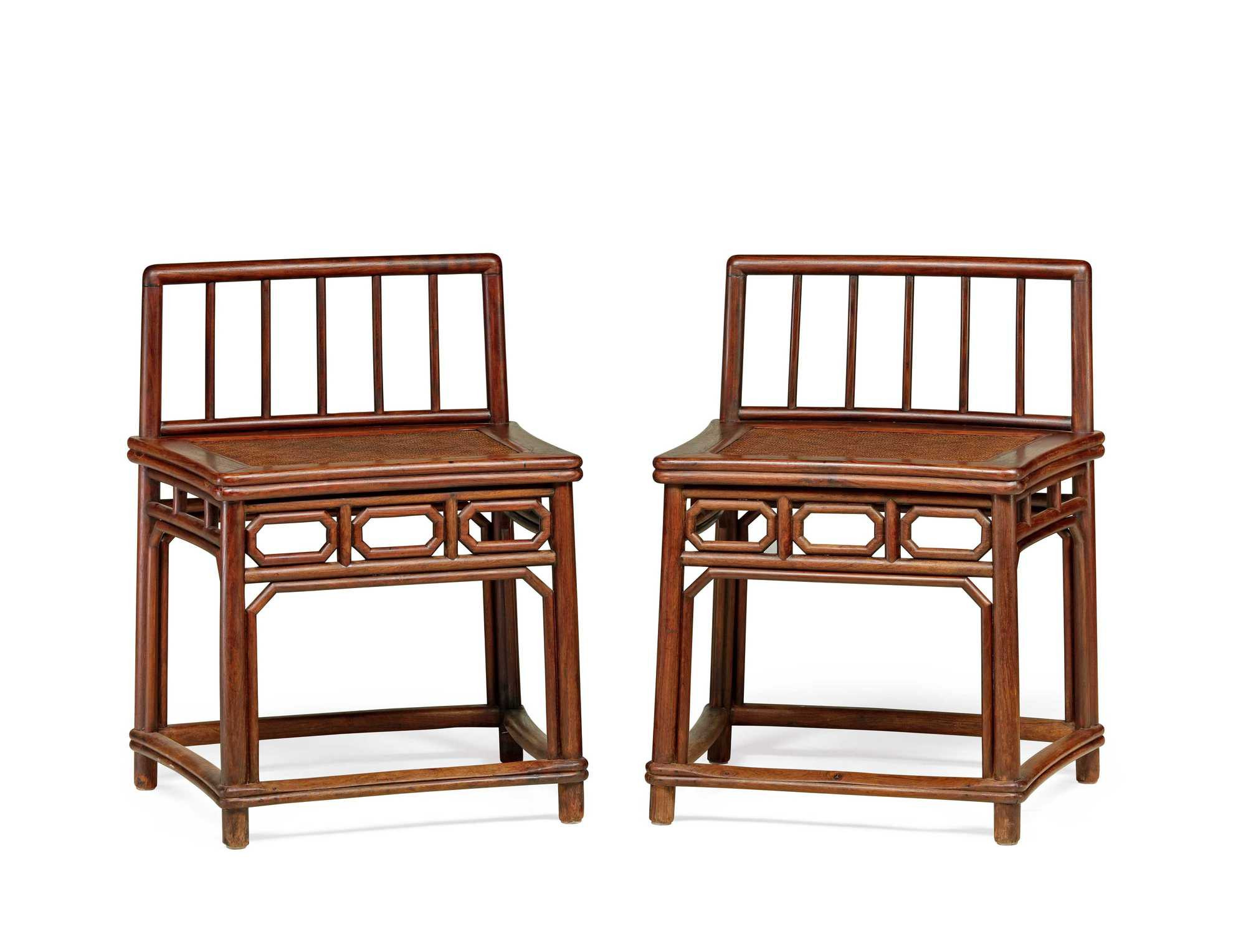 PAIR OF HUANGHUALI WOODEN CHAIRS WITH SHORT ARCHED BACK IN SECTORIAL COMB-SHAPED