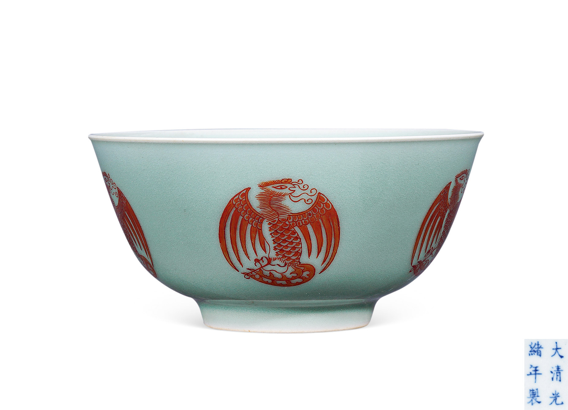 豆青加矾红团凤纹碗