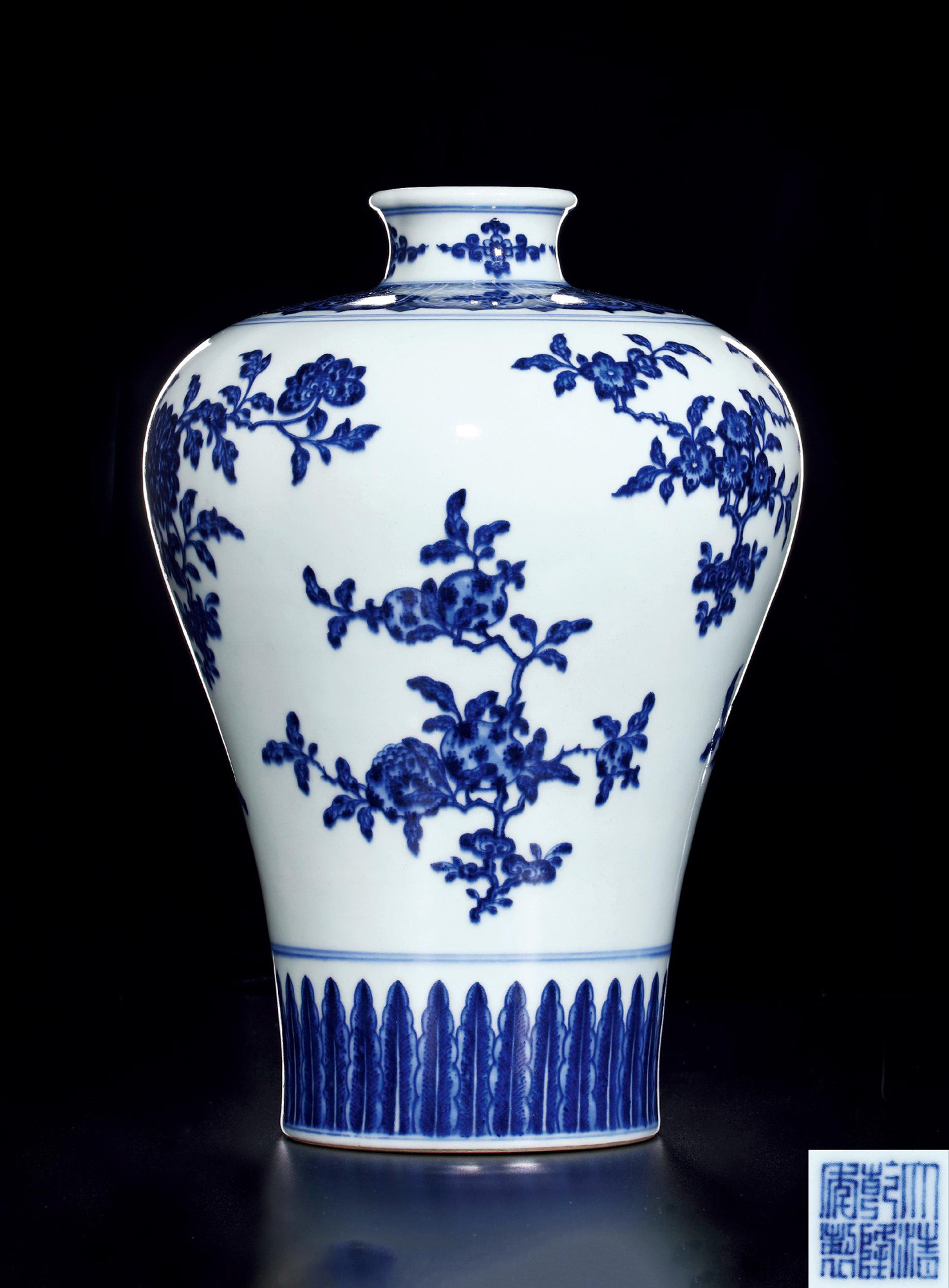 AN EXTREMELY RARE BLUE AND WHITE“FLORAL AND FURIT”MEIPING VASE