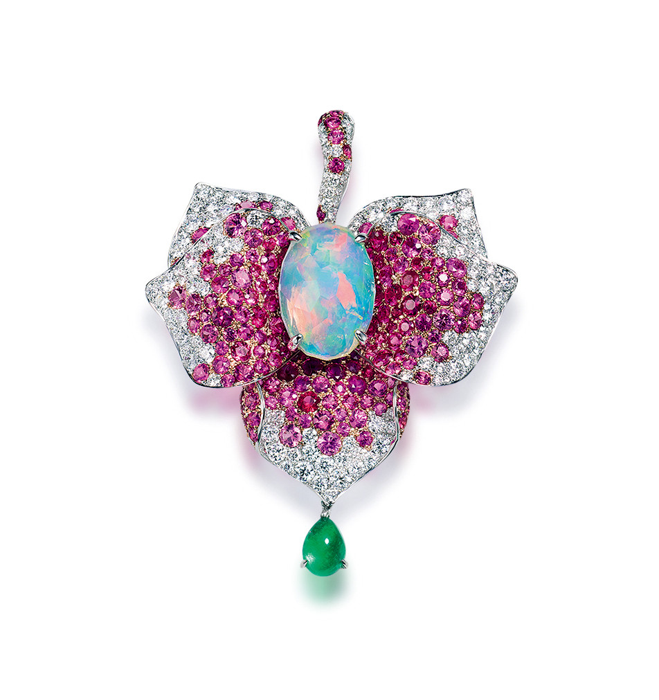 A 3.3 CARAT OPAL， EMERALD， PINK SAPPHIRE AND DIAMOND PENDANT MOUNTED IN 18K WHITE GOLD