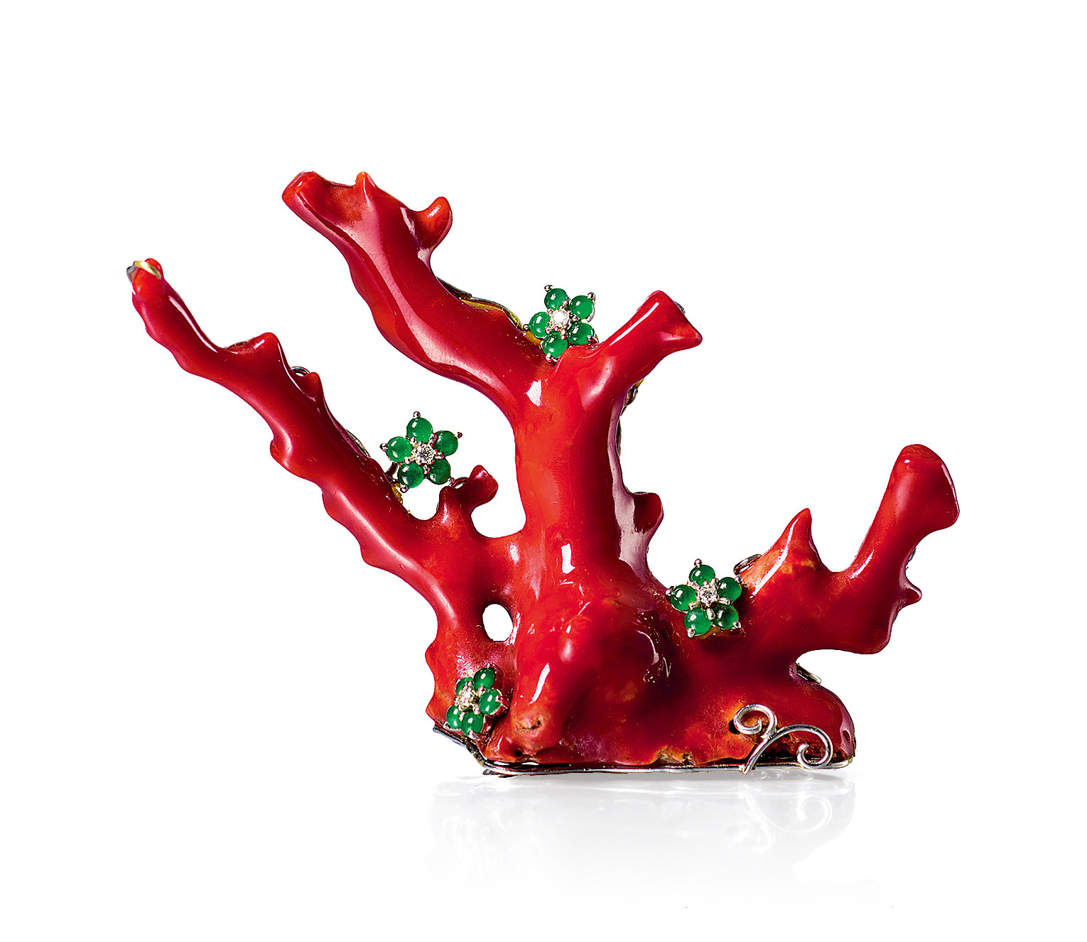 A RED CORAL， BURMESE JADEITE AND DIAMOND BROOCH MOUNTED IN 18K GOLD