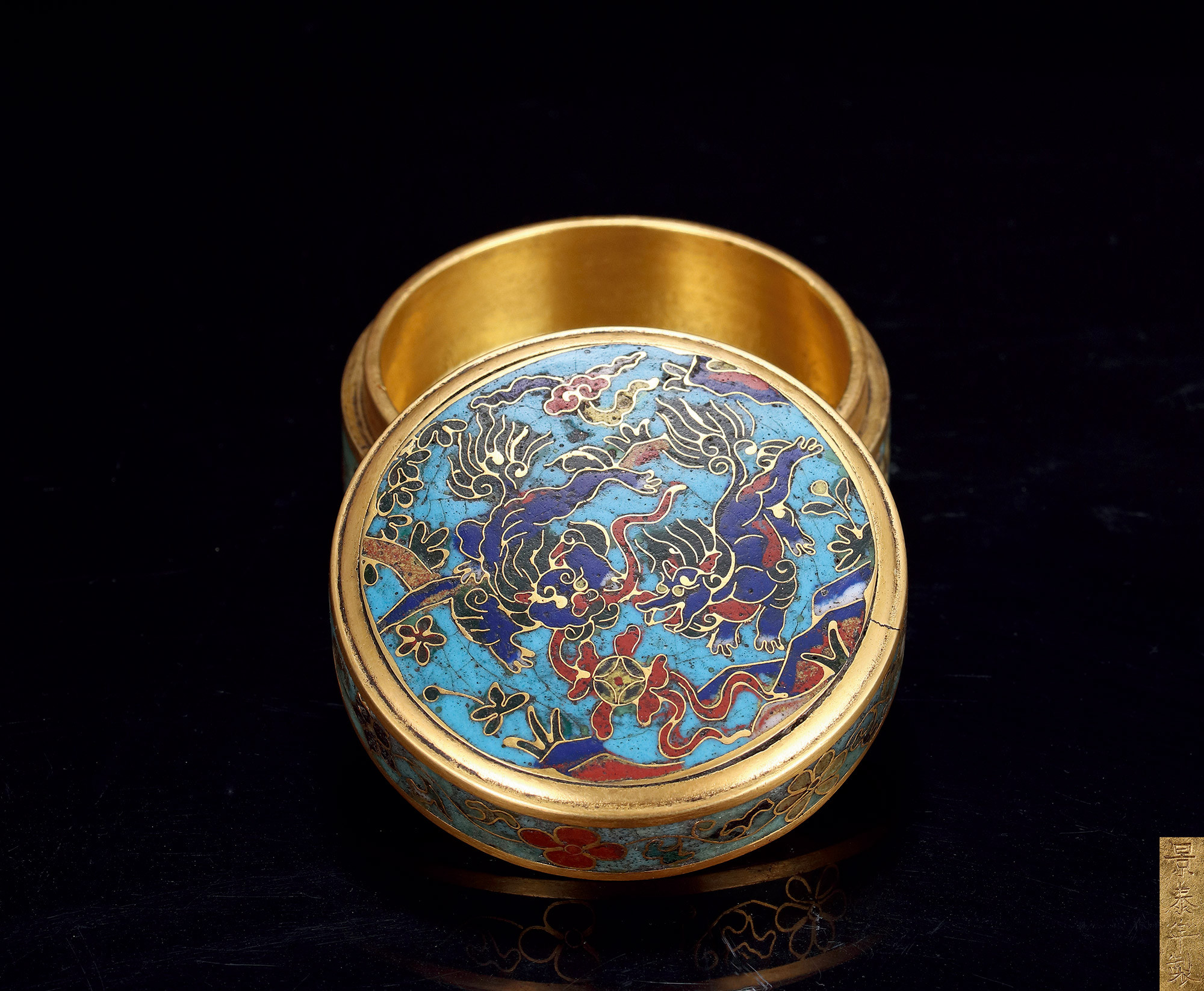 AN IMPERIAL CLOISONNE ENAMEL ‘LIONS PLAYING’ INK BOX AND COVER