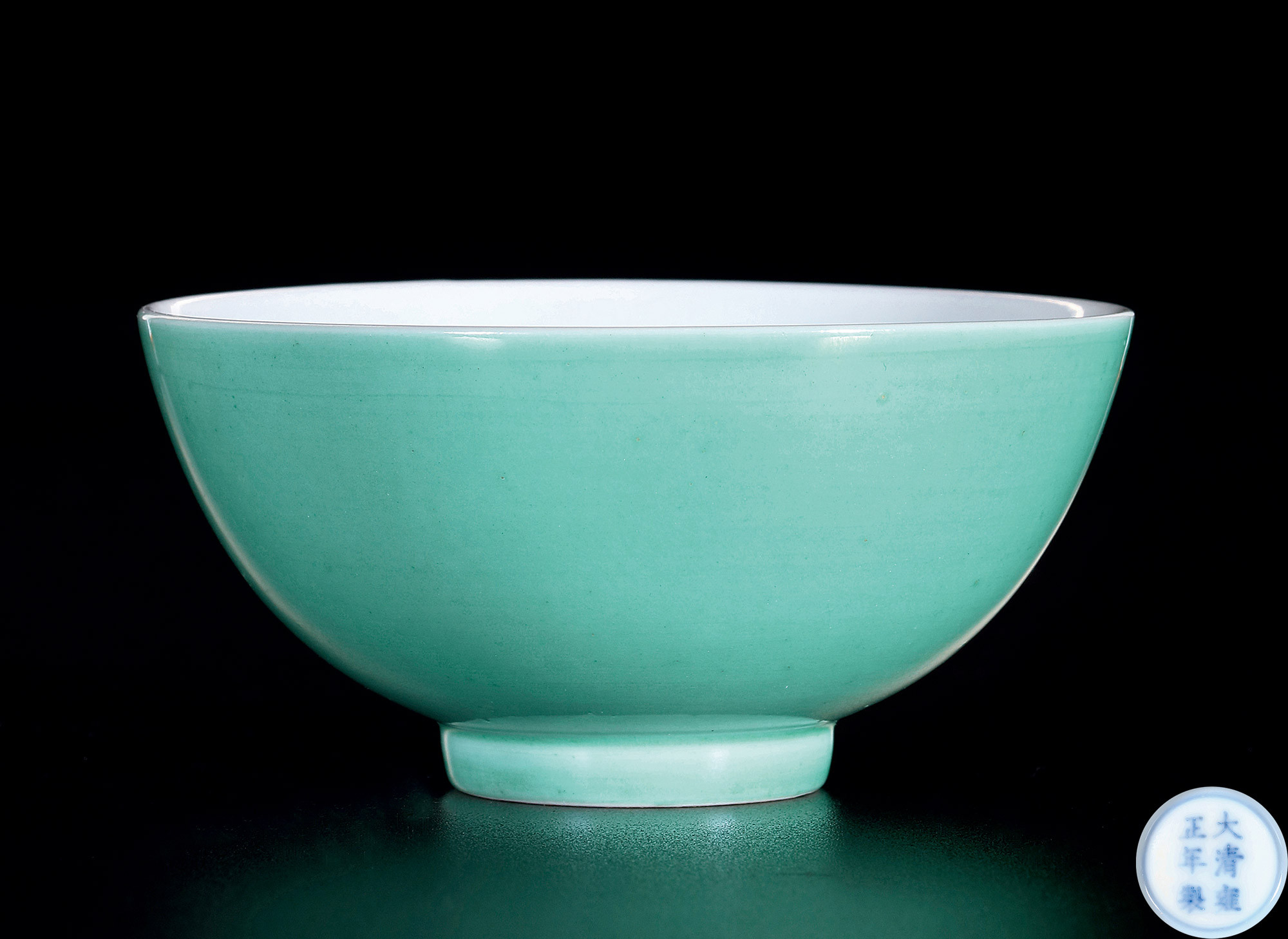 A LAKLY-GREEN GLAZED CUP