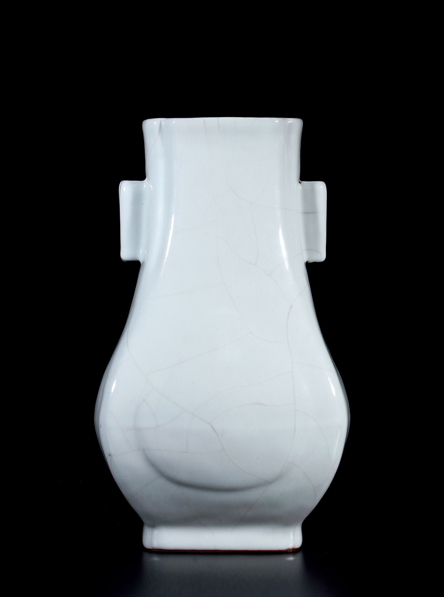 A GUAN-TYPE GLAZED VASE WITH HANDLE