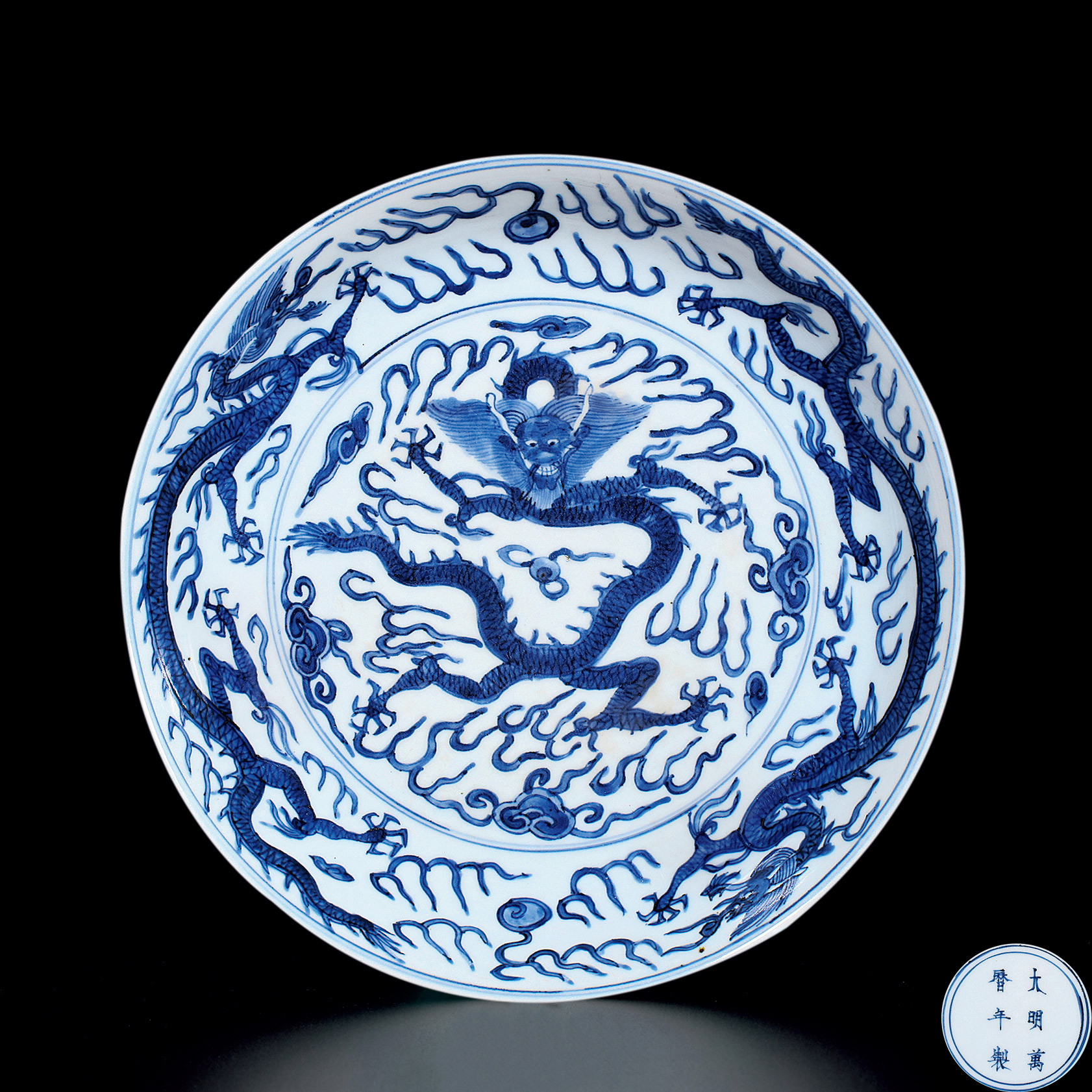 A BLUE AND WHITE‘DRAGON’PLATE