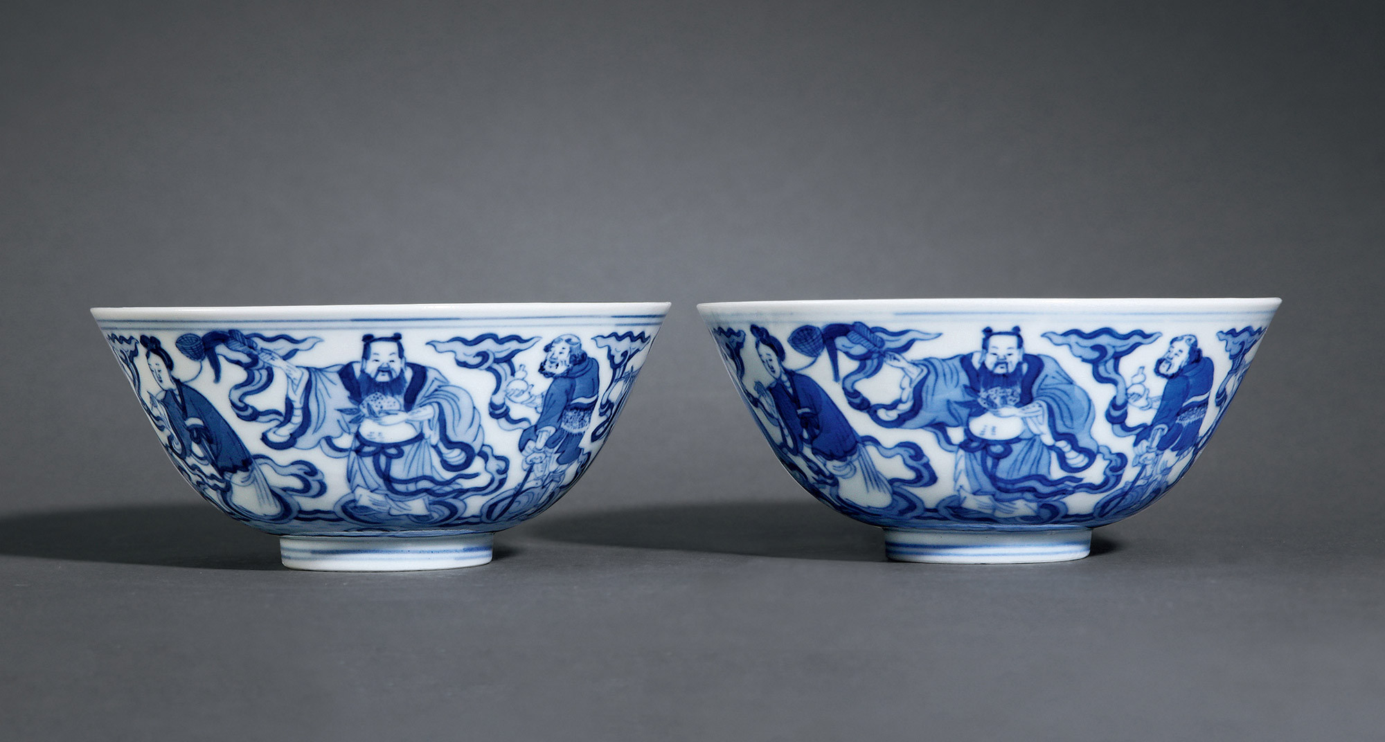 A PAIR OF BLUE AND WHITE‘EIGHT IMMORTALS’BOWLS