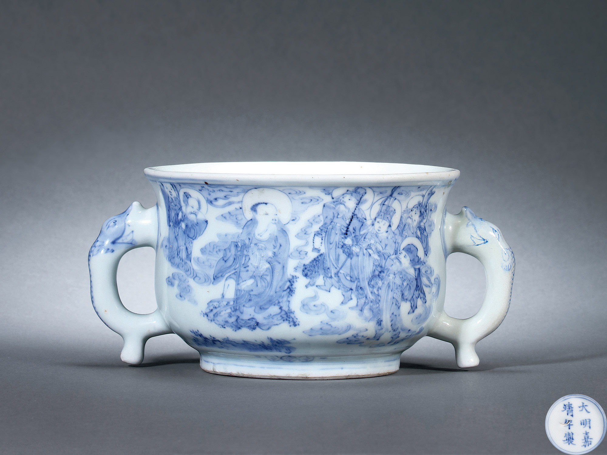 A BLUE AND WHITE CENSER WITH HANDLES DESIGN