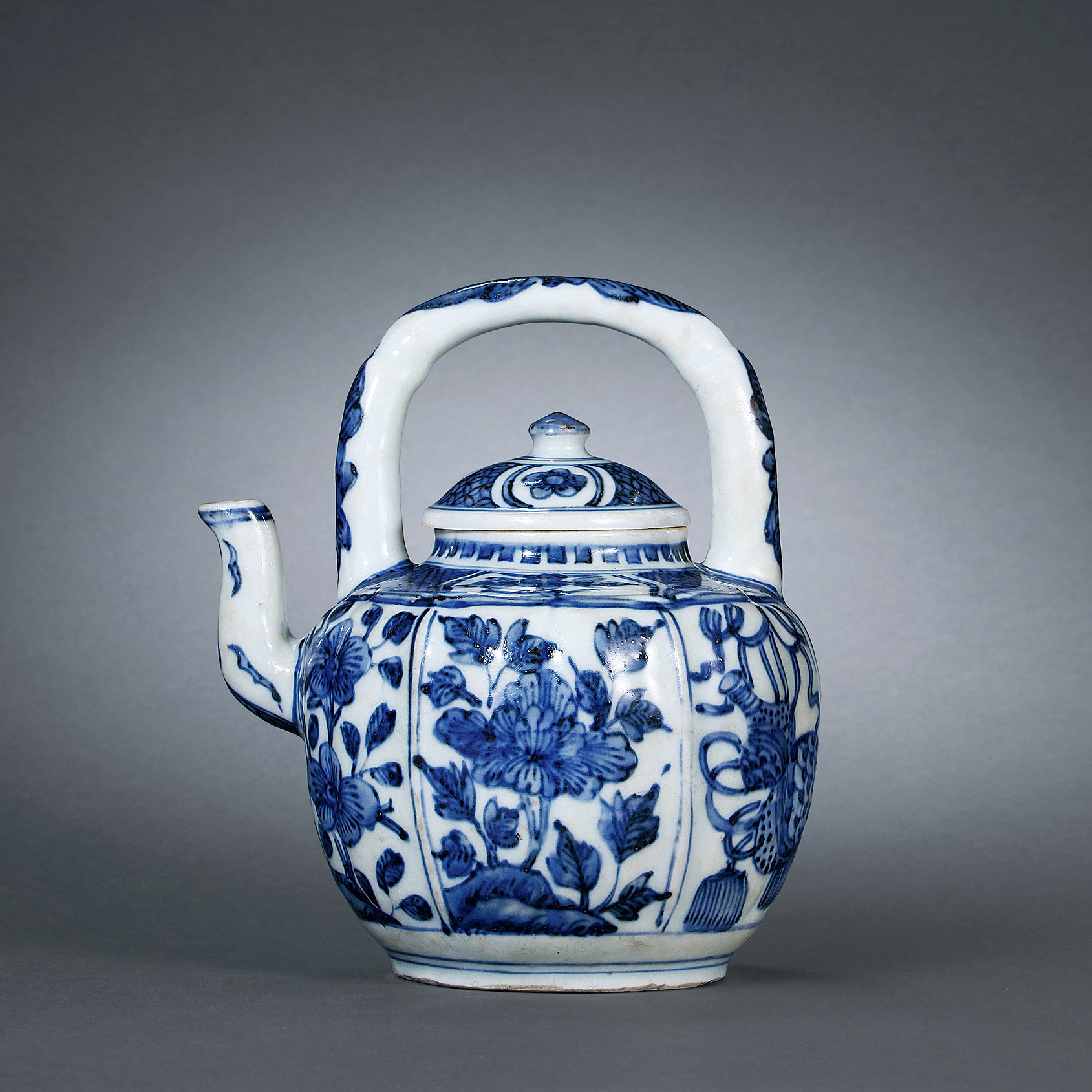 A BLUE AND WHITE‘FLOWERS’ HANDLE KETTLE