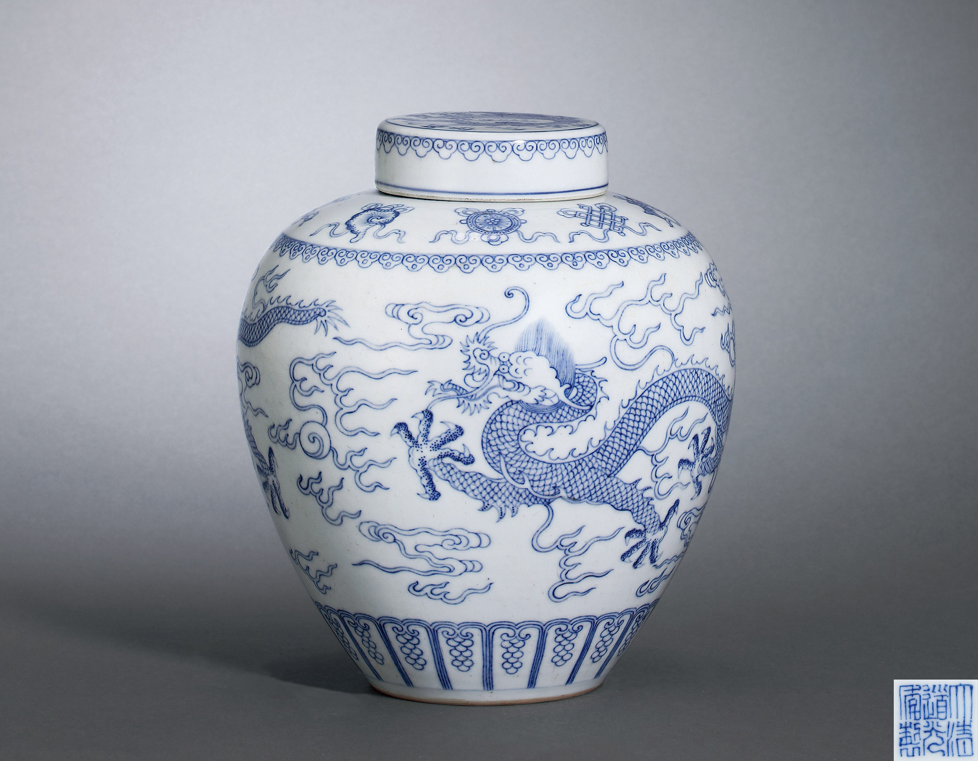 A BLUE AND WHITE‘DRAGON’ COVER AND POT