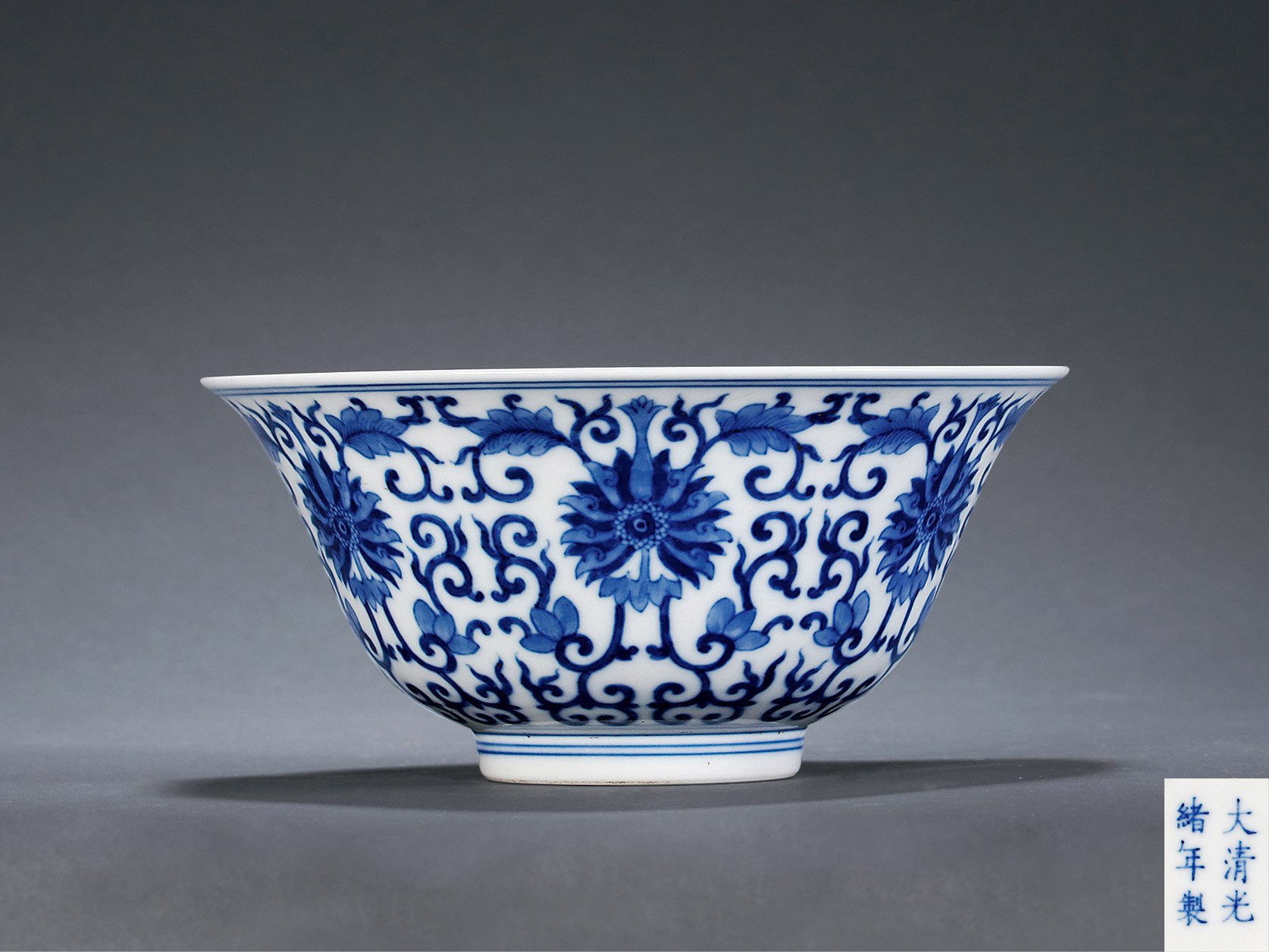 A BLUE AND WHITE‘FLOWERS’BOWL