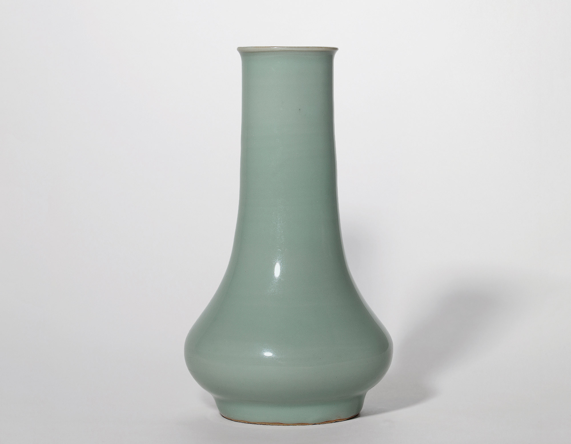 A LONGQUAN WARE STRAIGHT-NECK VASE