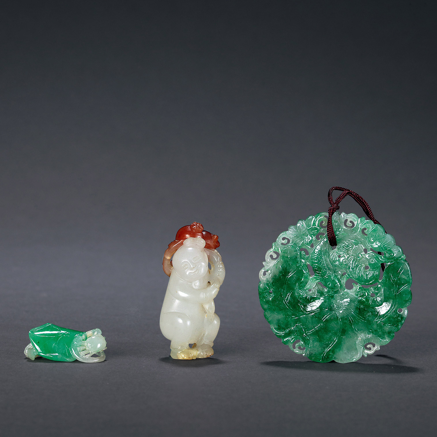 A SET OF THREE AGATE BABY,LOTUS AND CRAB,FISHES AND LOTUS PENDANTS